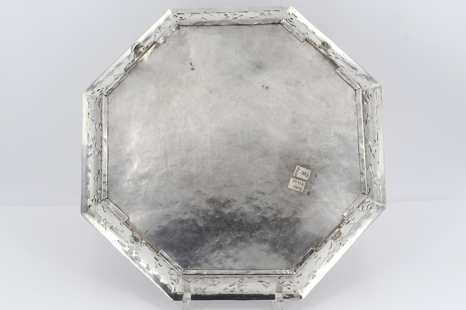Octagonal silver presentoir with vine tendrils - Image 3 of 5