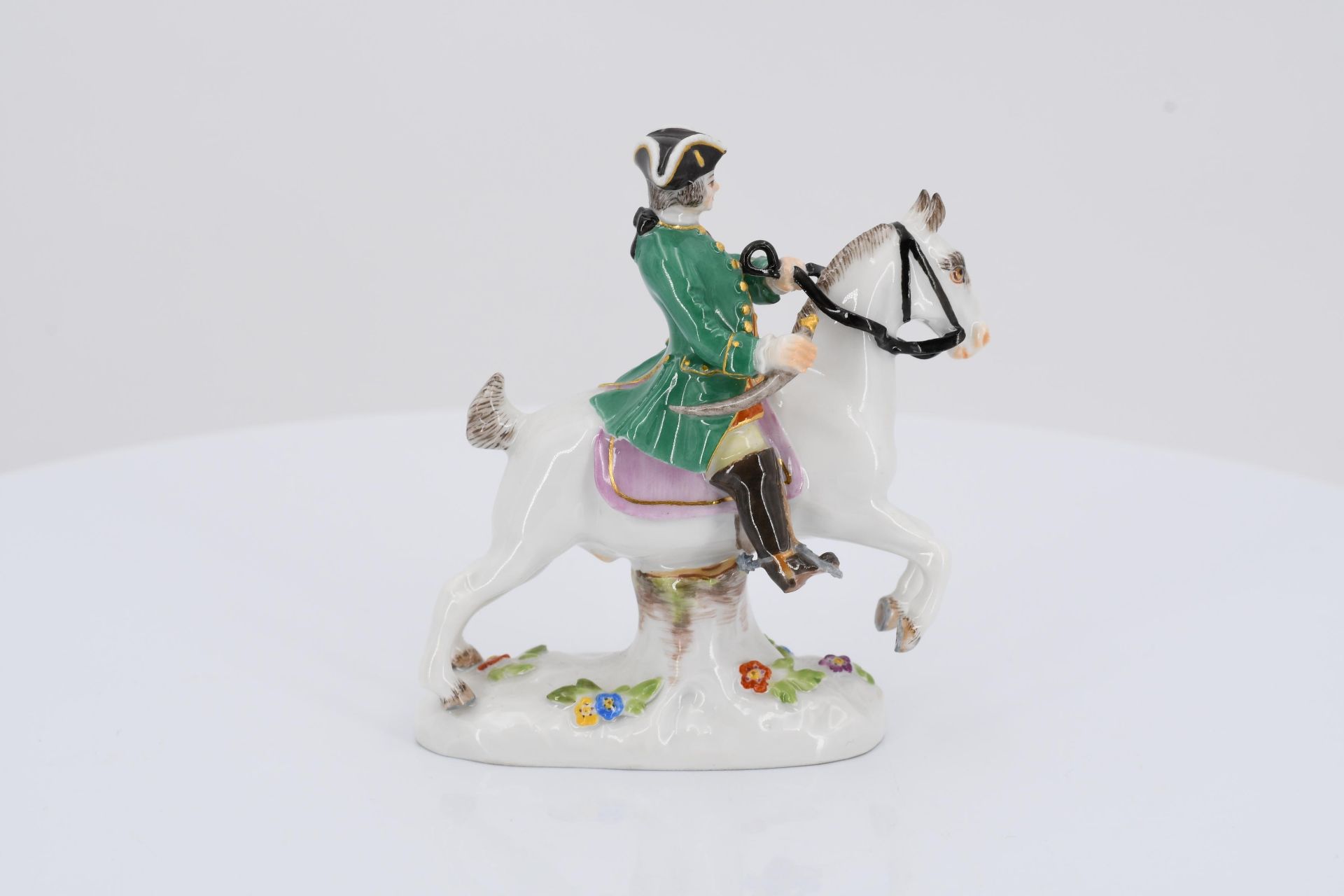 7 miniature porcelain figurines of hunters and huntresses - Image 9 of 21