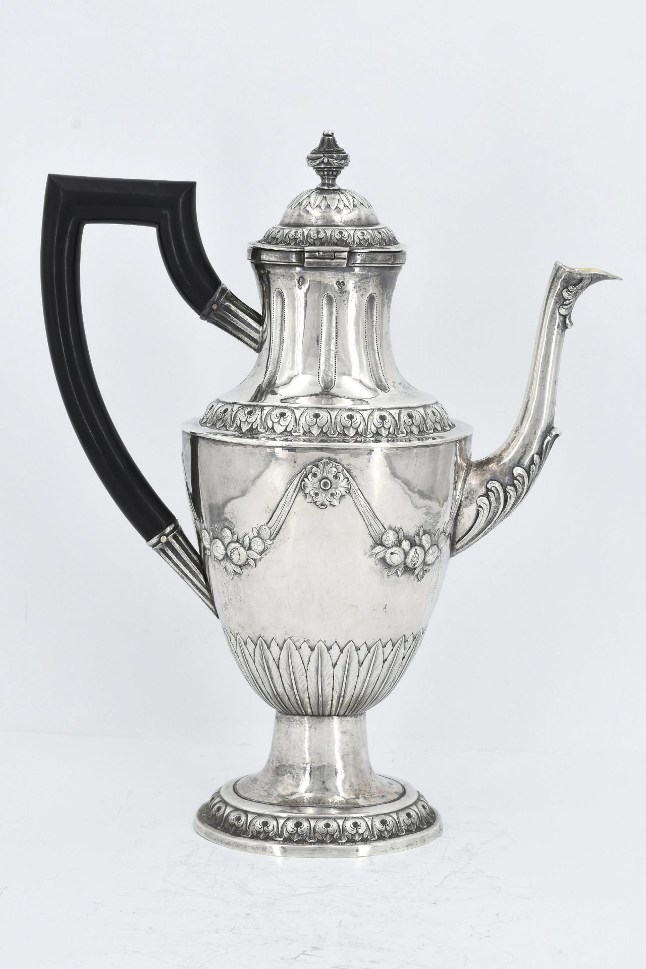 Silver coffee pot and hot-water jug with fruit festoons and lancet leaf decor - Image 8 of 14