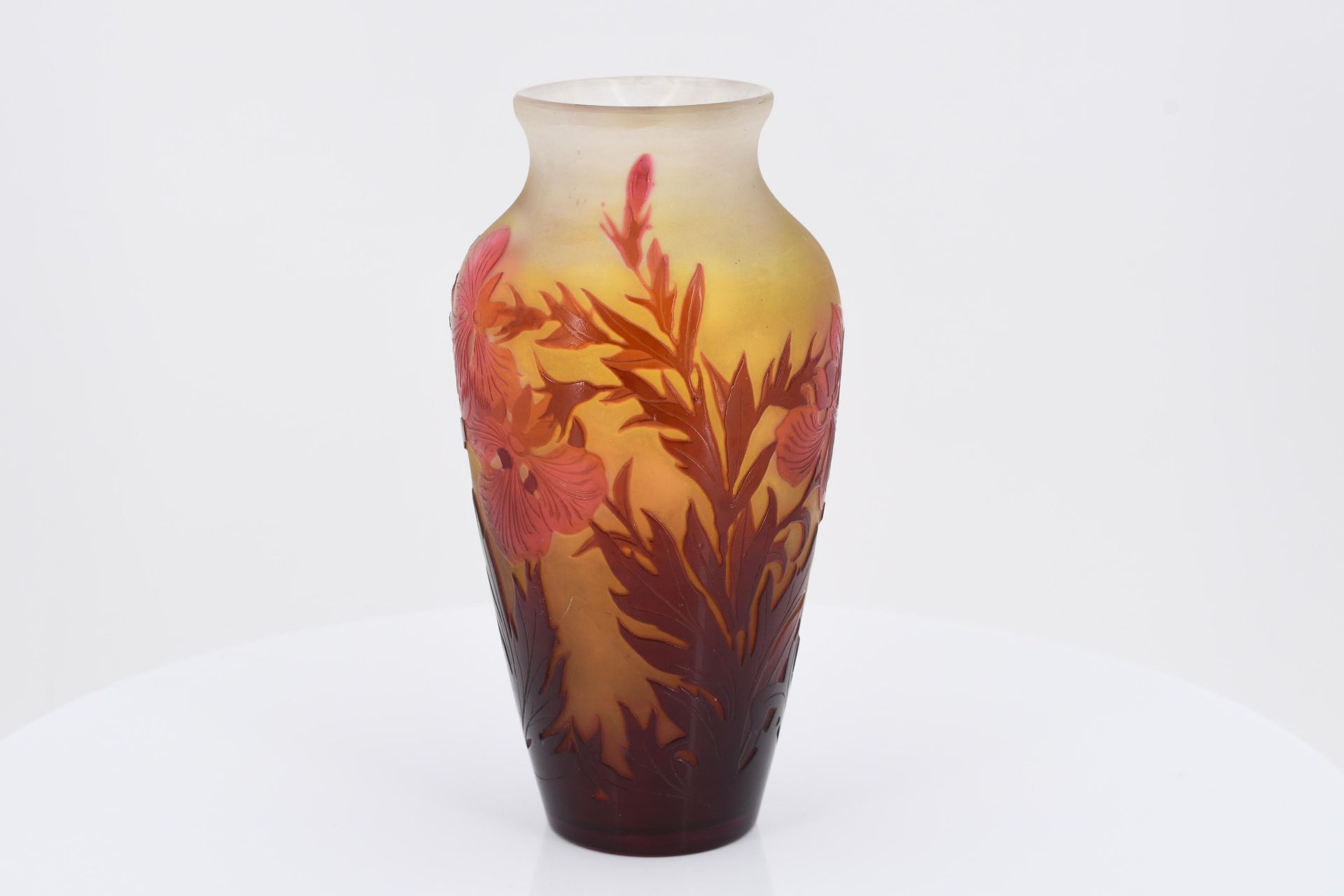 Small glass vase with iris decor - Image 5 of 7
