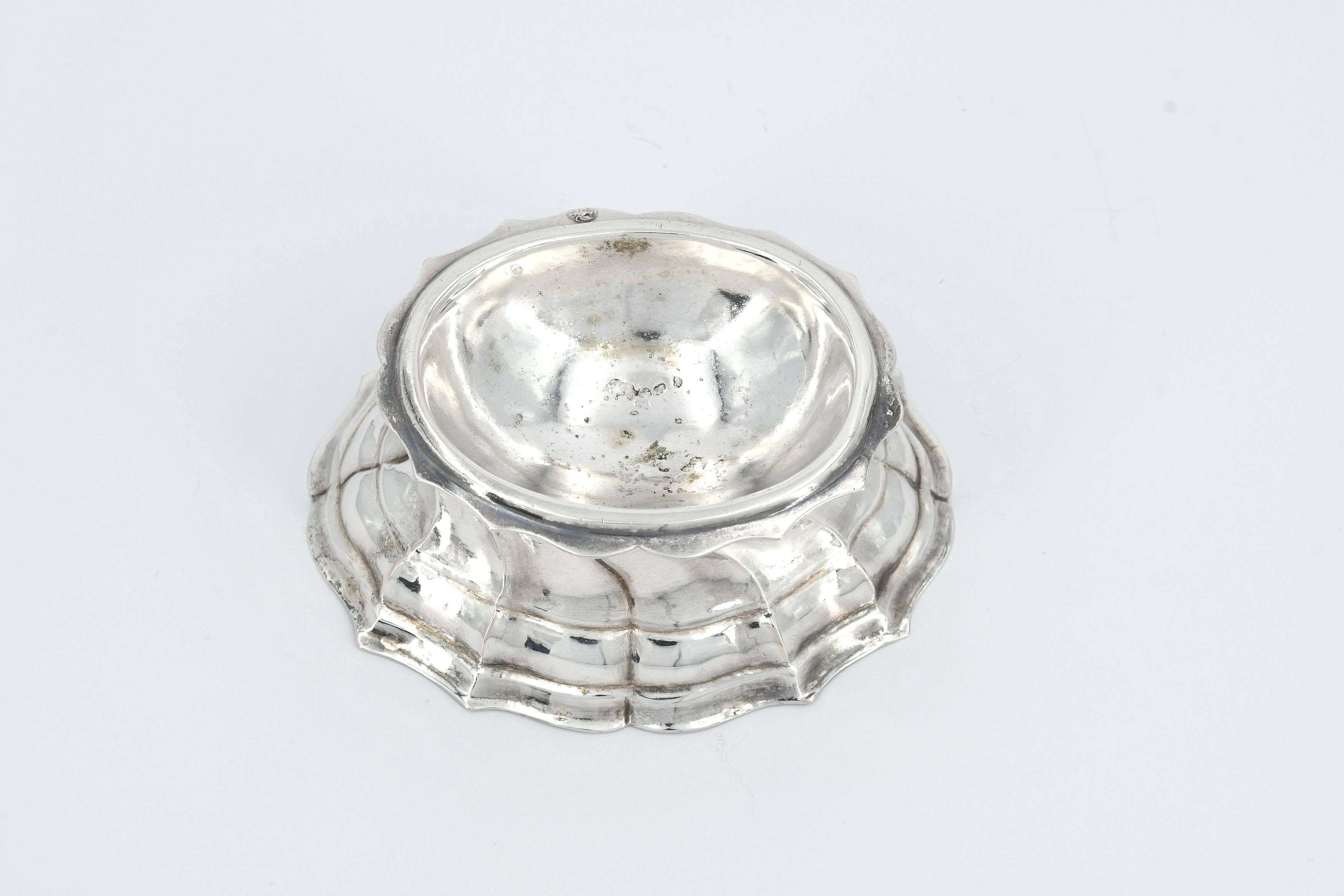 Silver salt dish and small George II mug with relief décor - Image 3 of 10