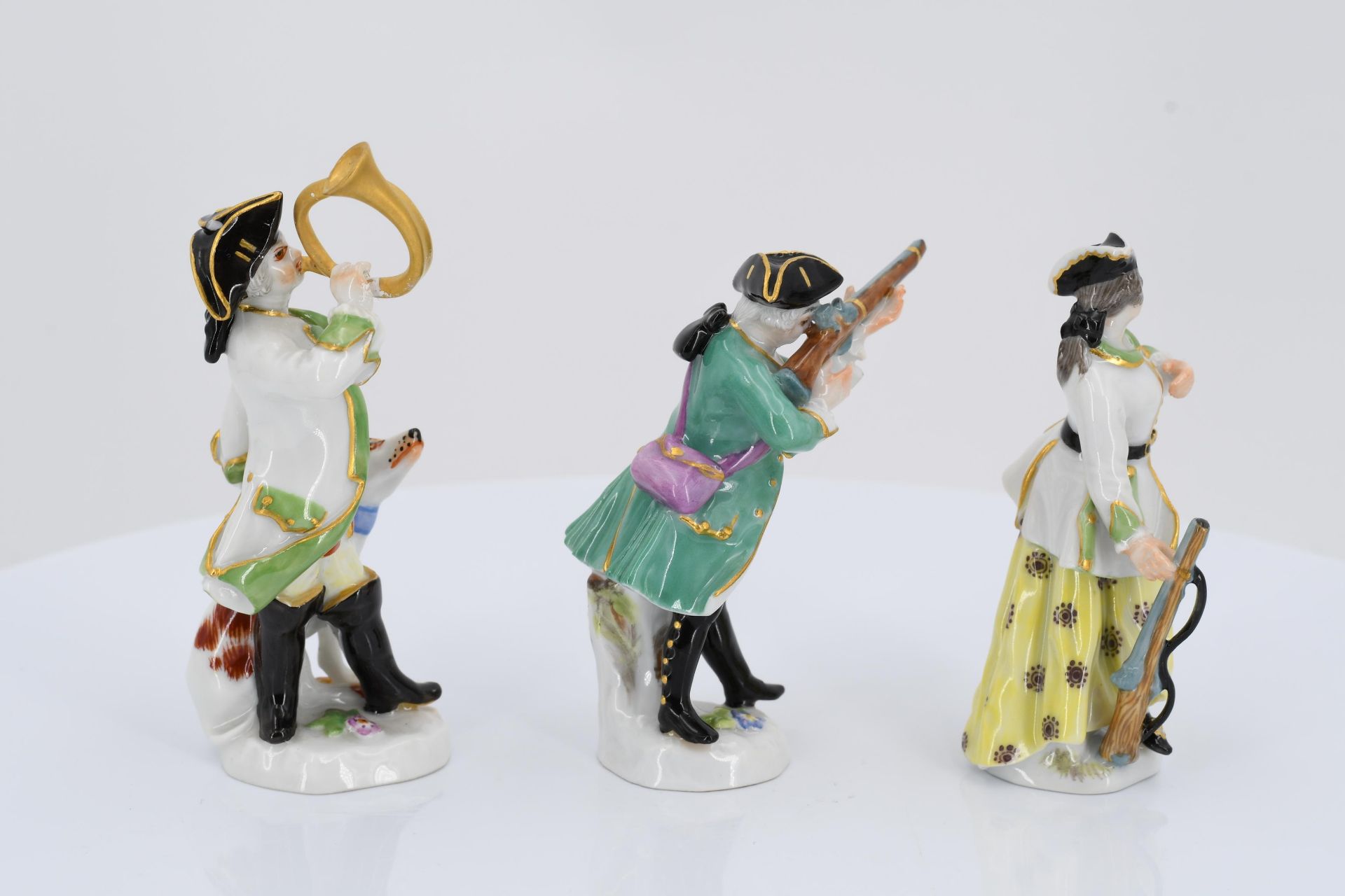 7 miniature porcelain figurines of hunters and huntresses - Image 20 of 21