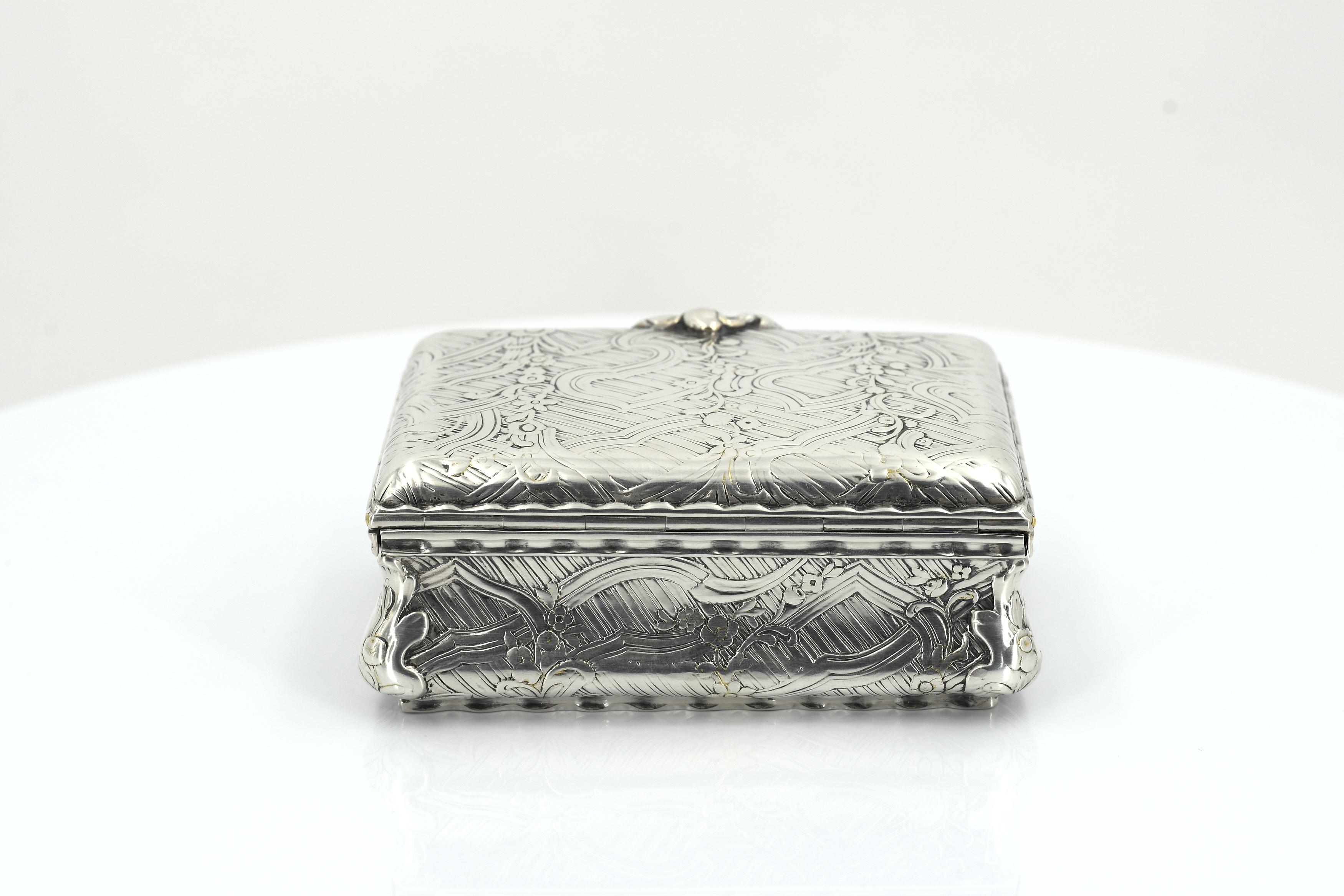 Silver snuffbox with flower tendrils - Image 4 of 9