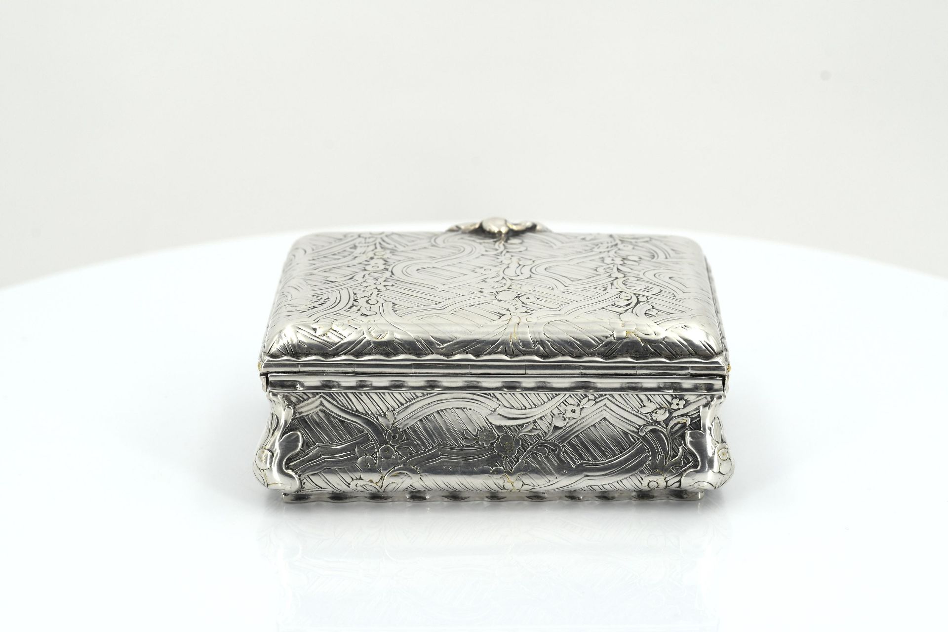 Silver snuffbox with flower tendrils - Image 4 of 9