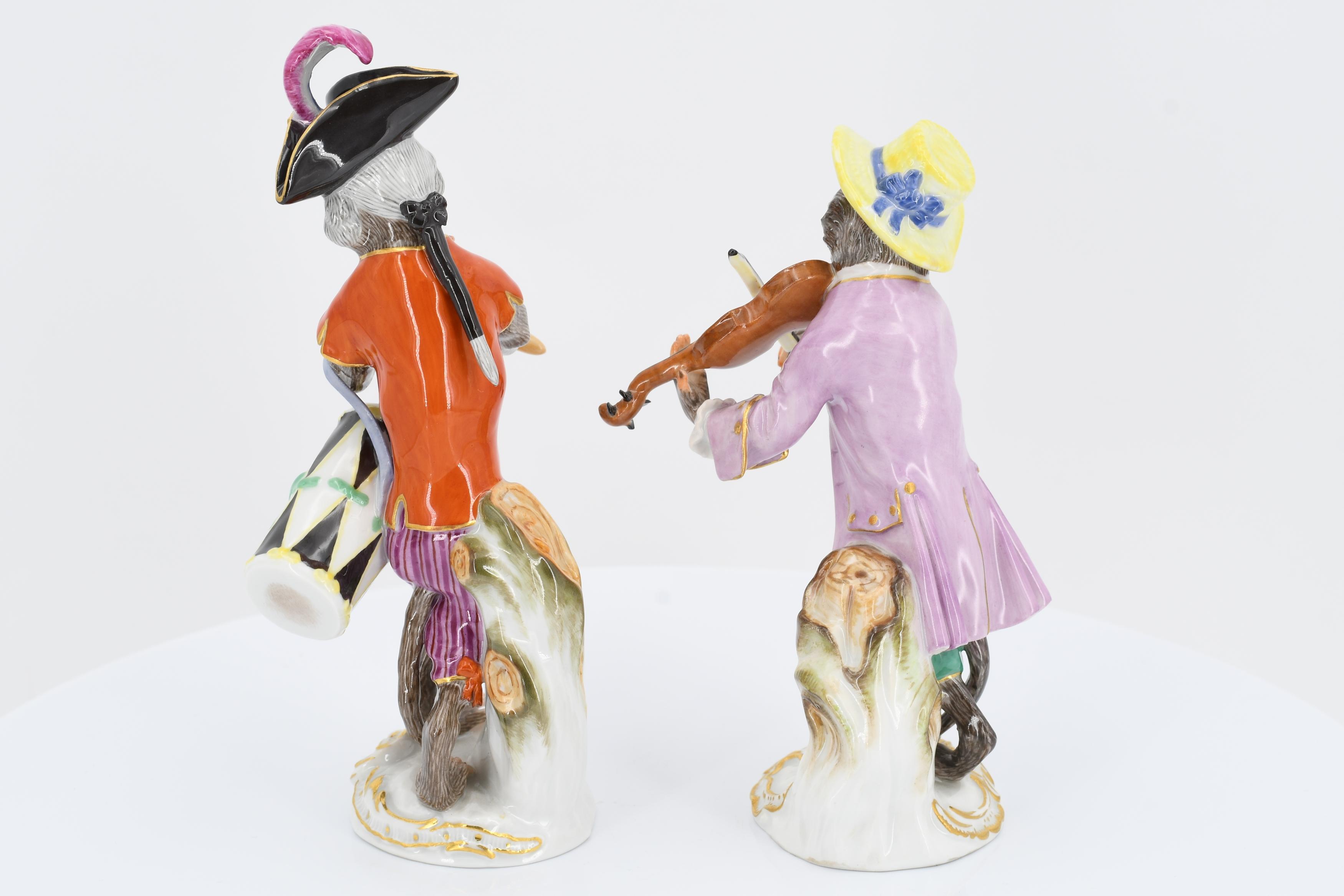 19 porcelain figurines and one music desk from the ape chapel - Image 4 of 27