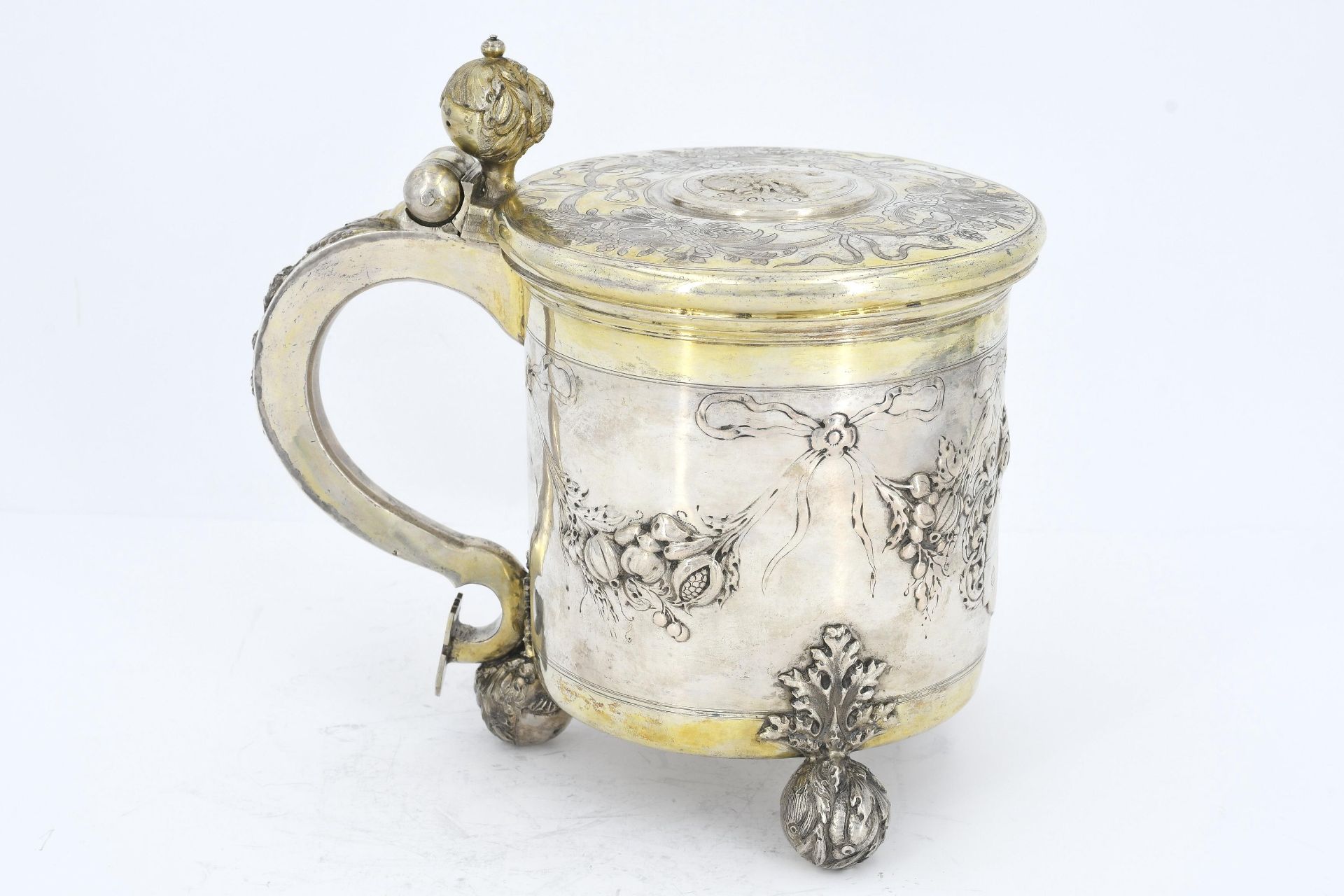 Large lidded silver tankard with spheric feet and crest - Image 4 of 8