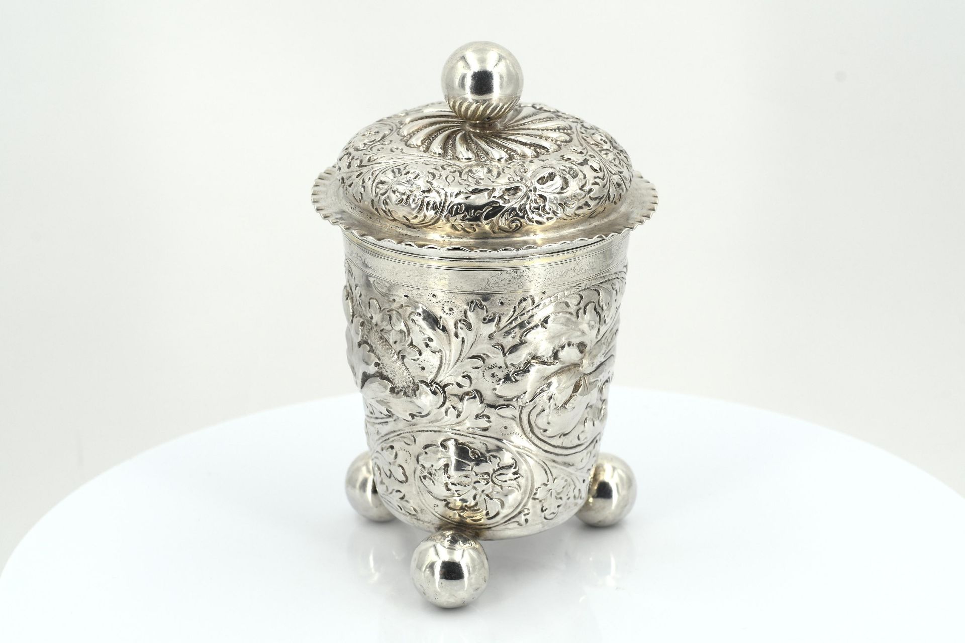 Lidded silver beaker with flower tendrils on spheric feet - Image 4 of 8