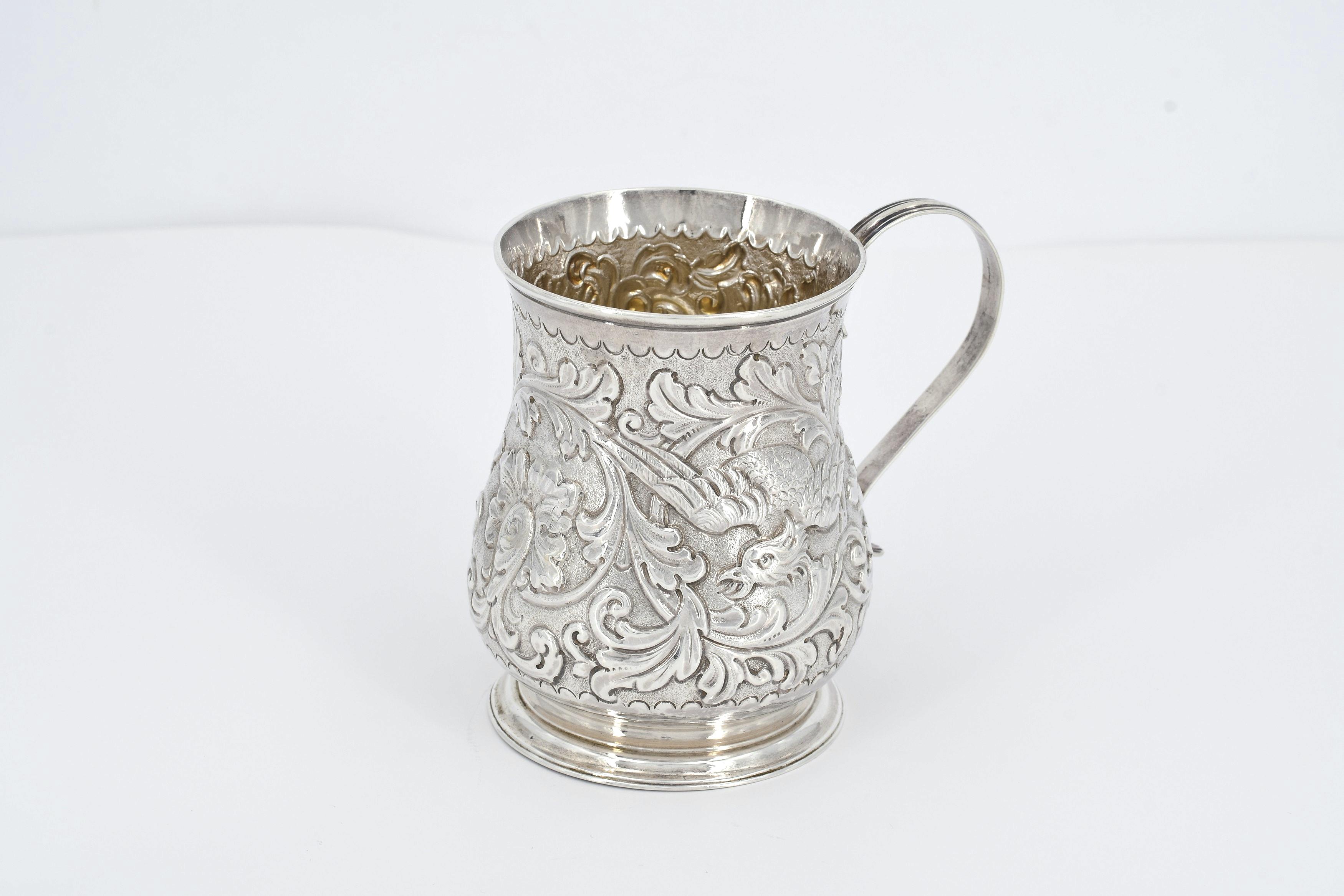 Silver salt dish and small George II mug with relief décor - Image 5 of 10