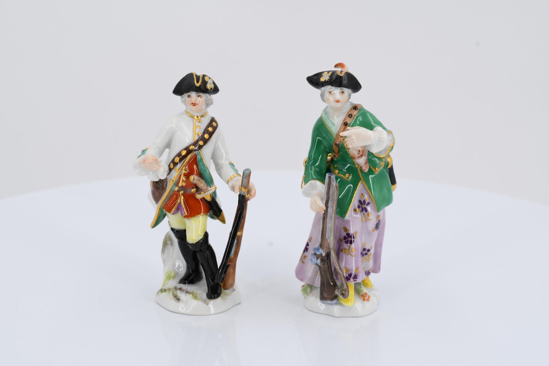 7 miniature porcelain figurines of hunters and huntresses - Image 12 of 21