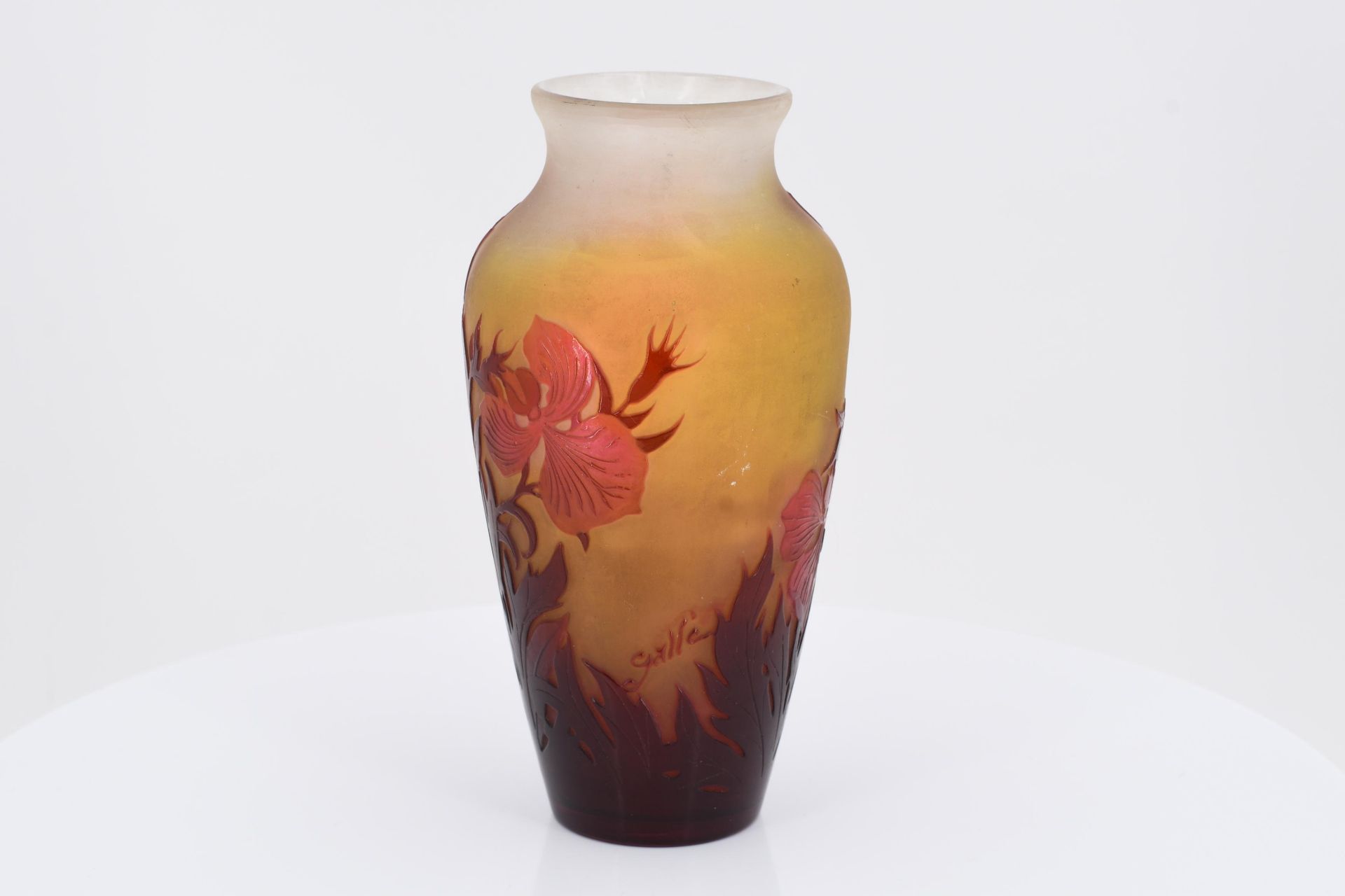 Small glass vase with iris decor - Image 4 of 7