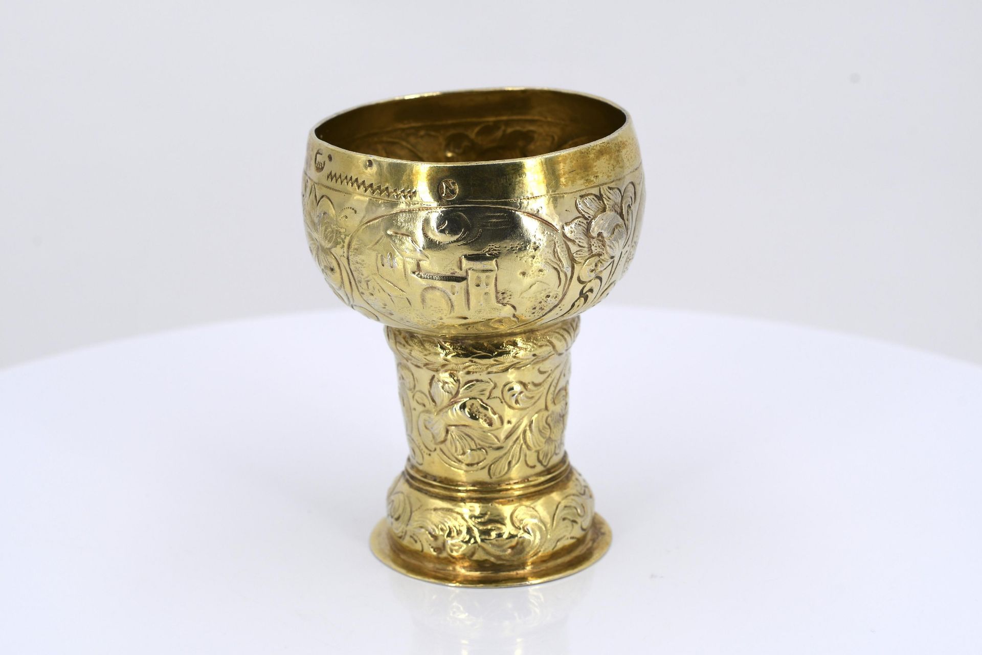 Small vermeil beaker (Roemer) with landscape reserves - Image 3 of 7