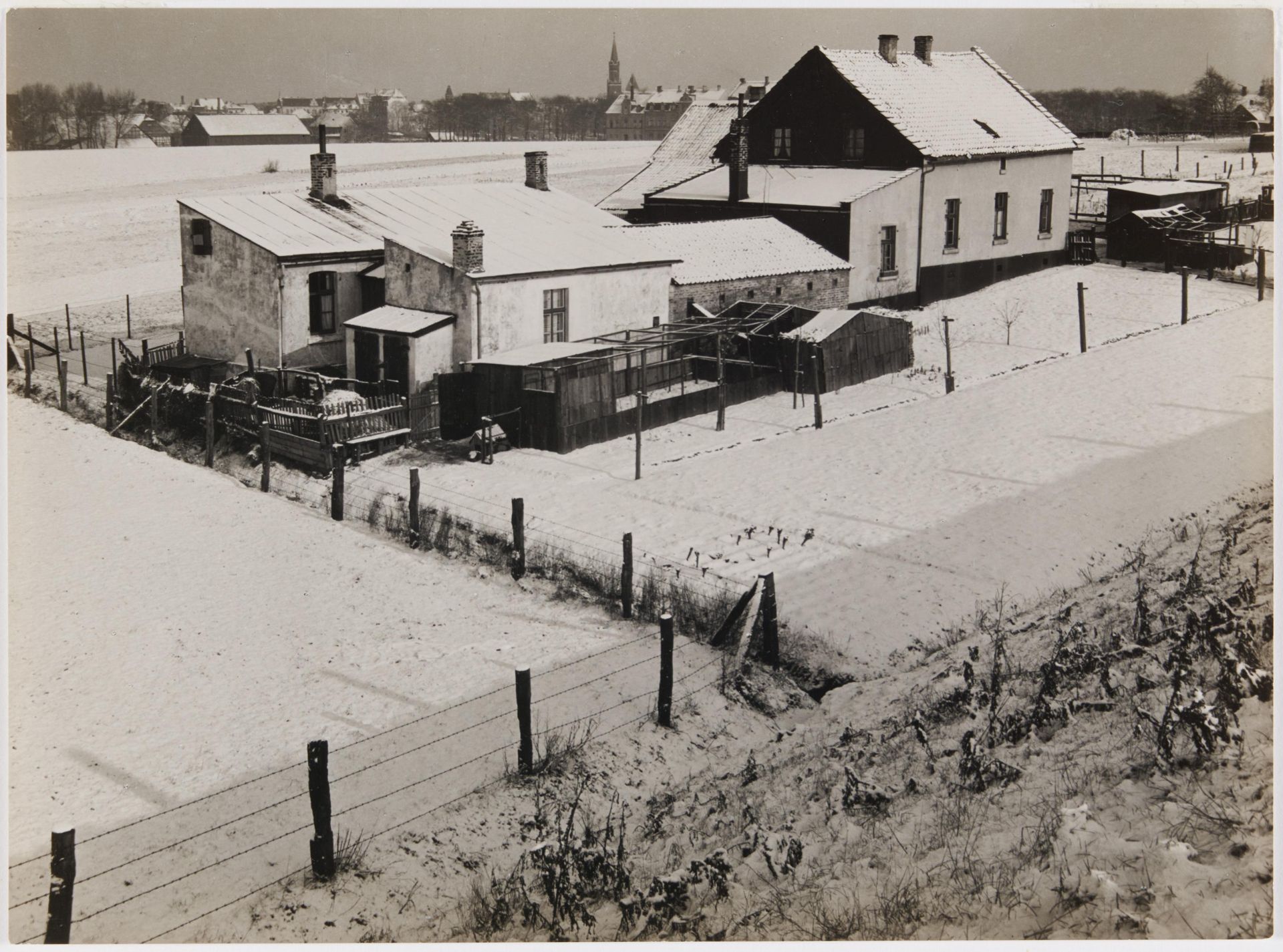 Albert Renger-Patzsch: Anwesen am Ruhrschnellweg bei Wattenscheid - Image 2 of 4