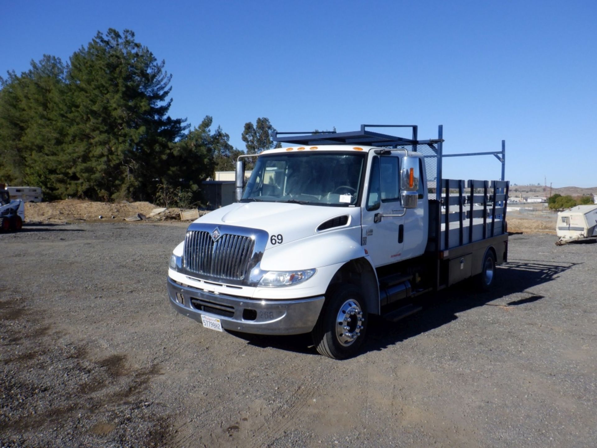 International 4400 Extended Cab Flatbed Truck - Image 3 of 34