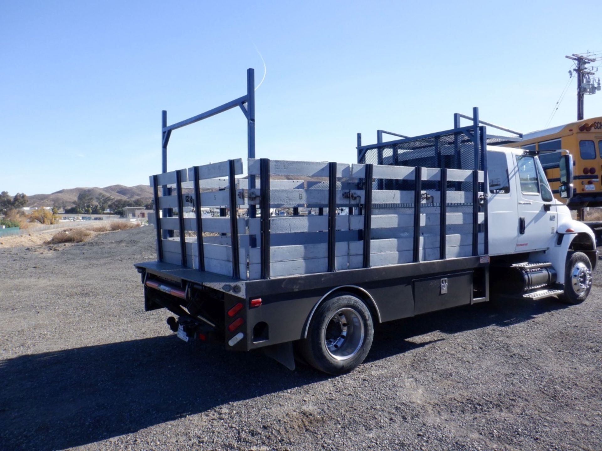 International 4400 Extended Cab Flatbed Truck - Image 8 of 34