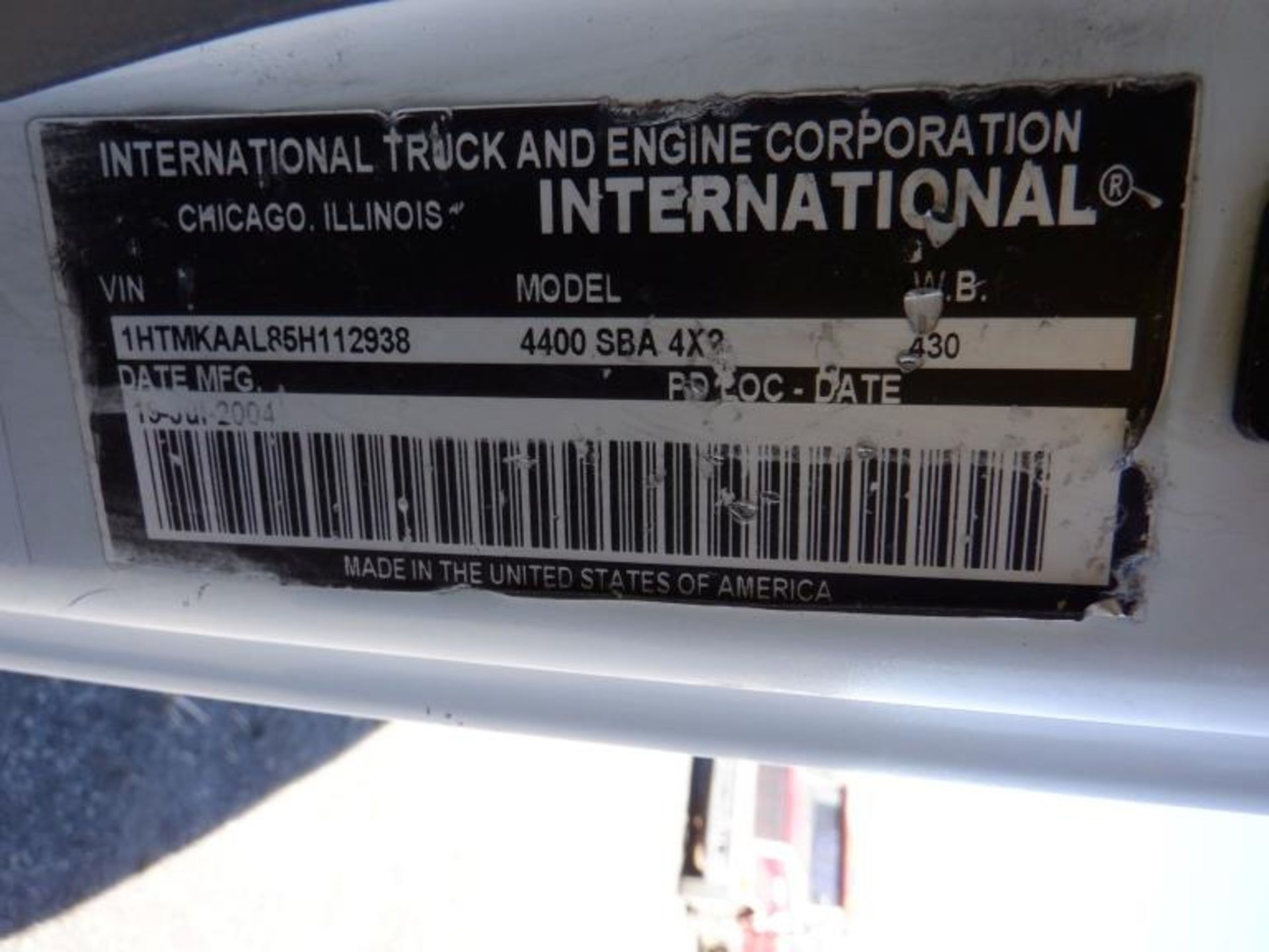 International 4400 Extended Cab Flatbed Truck - Image 32 of 34