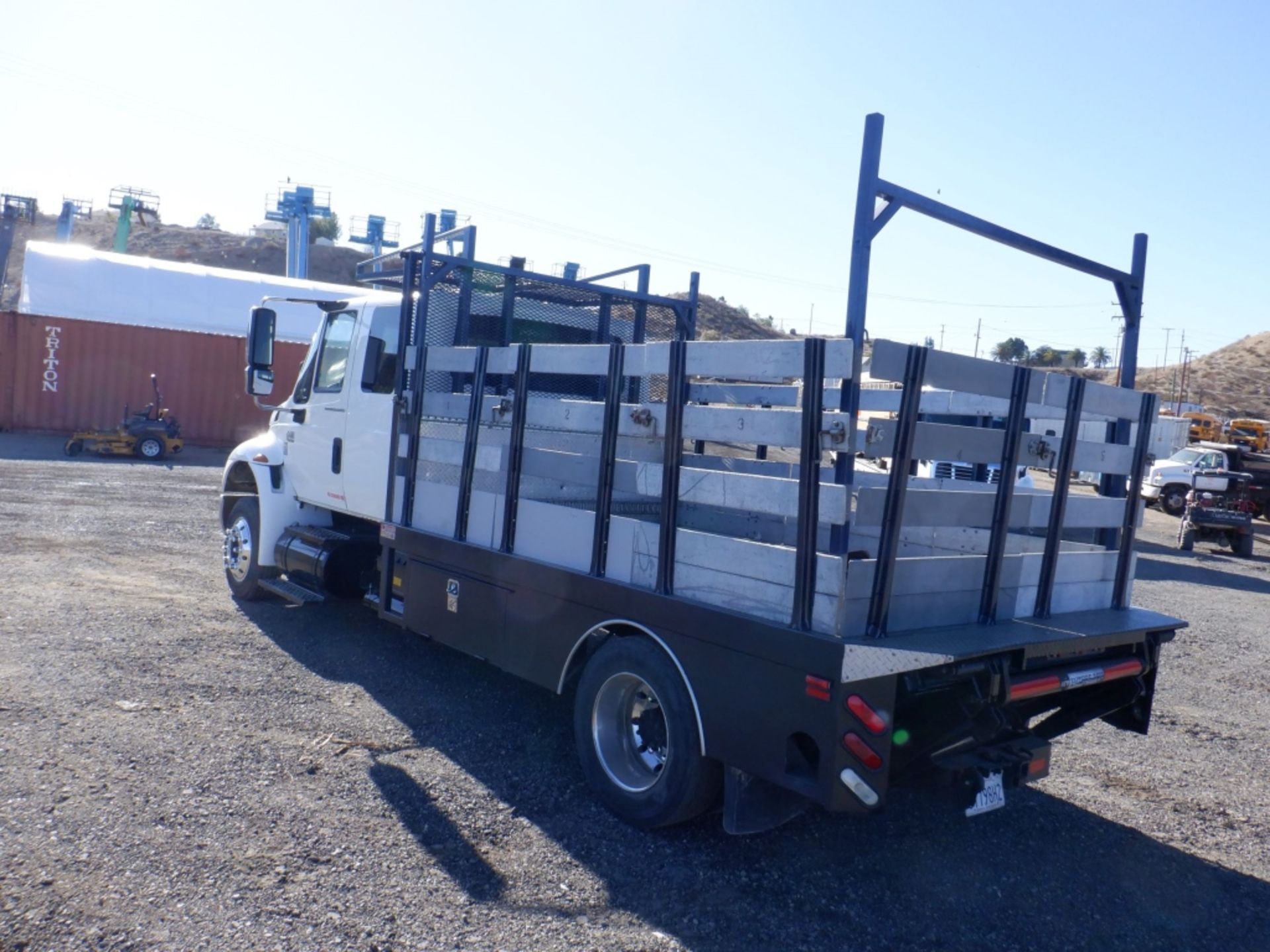 International 4400 Extended Cab Flatbed Truck - Image 5 of 34