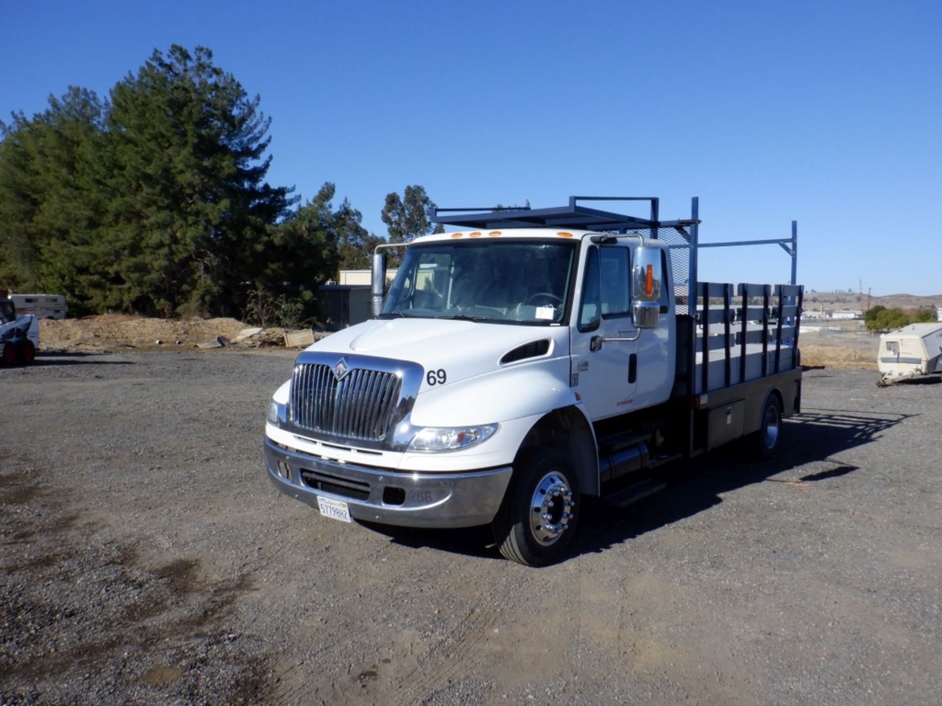 International 4400 Extended Cab Flatbed Truck - Image 4 of 34