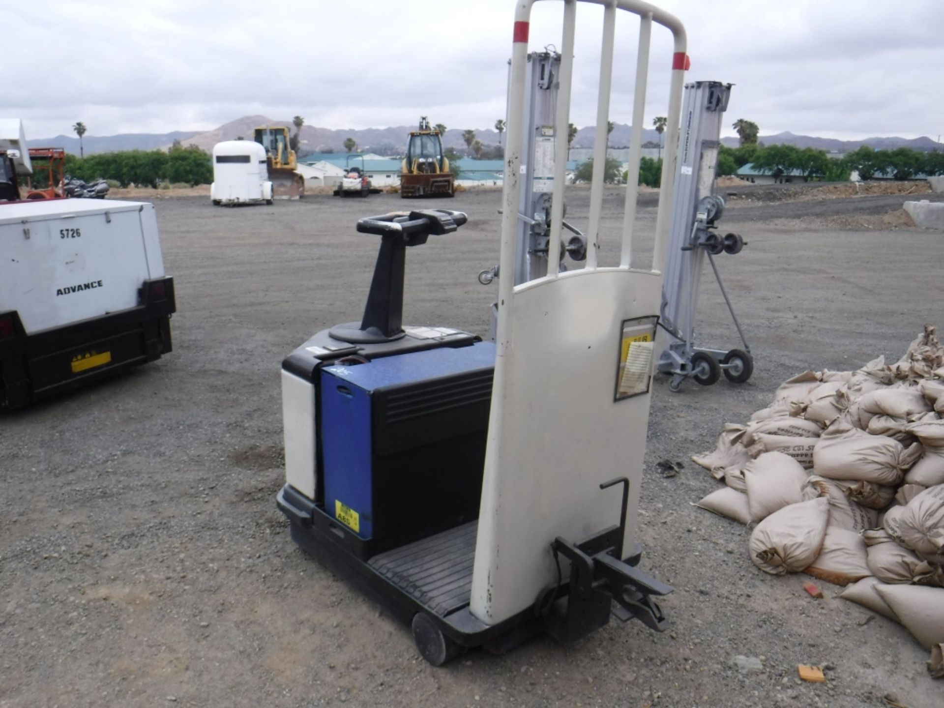 Crown TR3000 Stand-Up Warehouse Tug, - Image 3 of 10