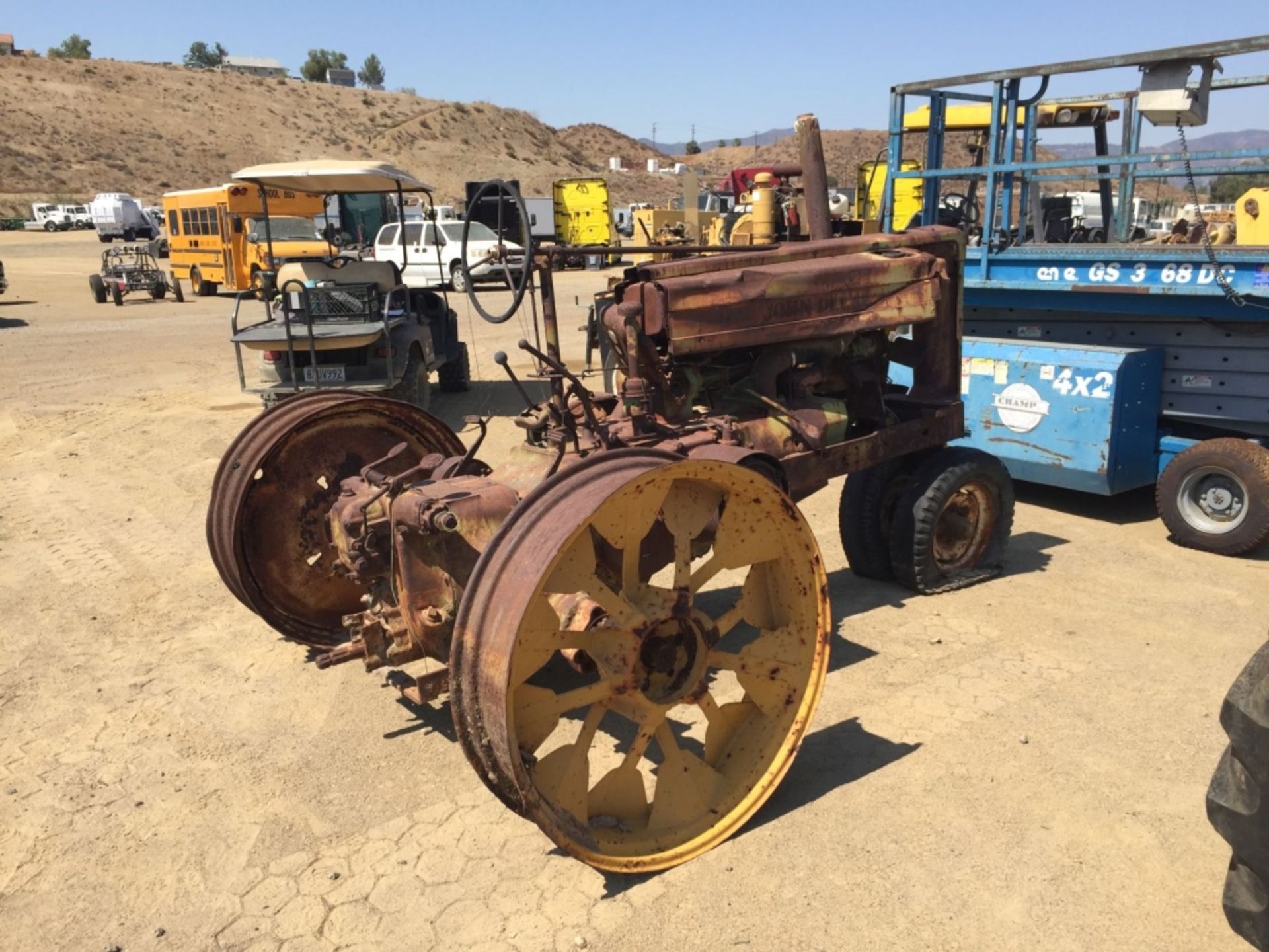 Vintage John Deere GM Tractor, - Image 4 of 9