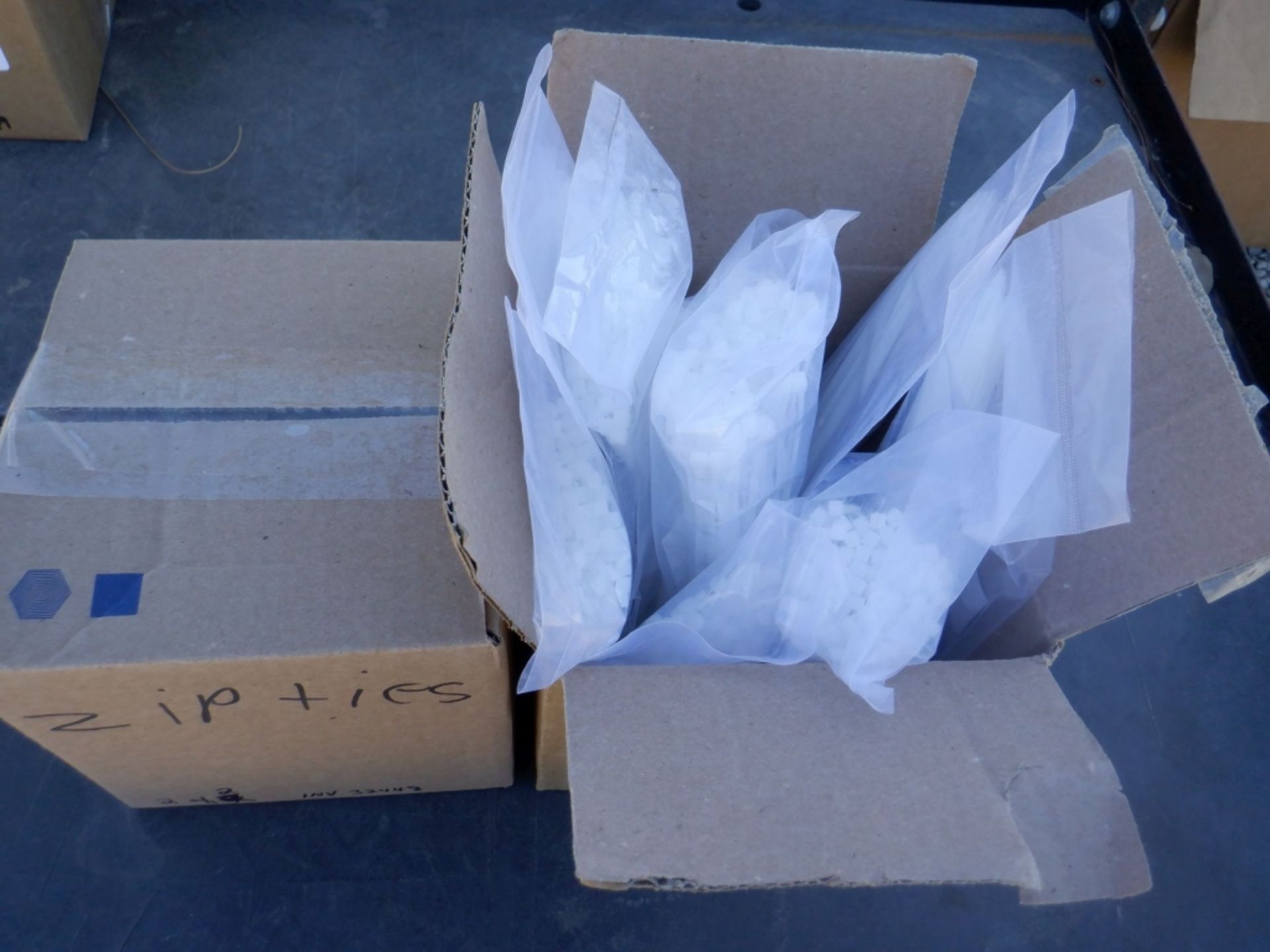 (2) Boxes of 2.7 x 200M Nylon Cable Ties. - Image 5 of 7