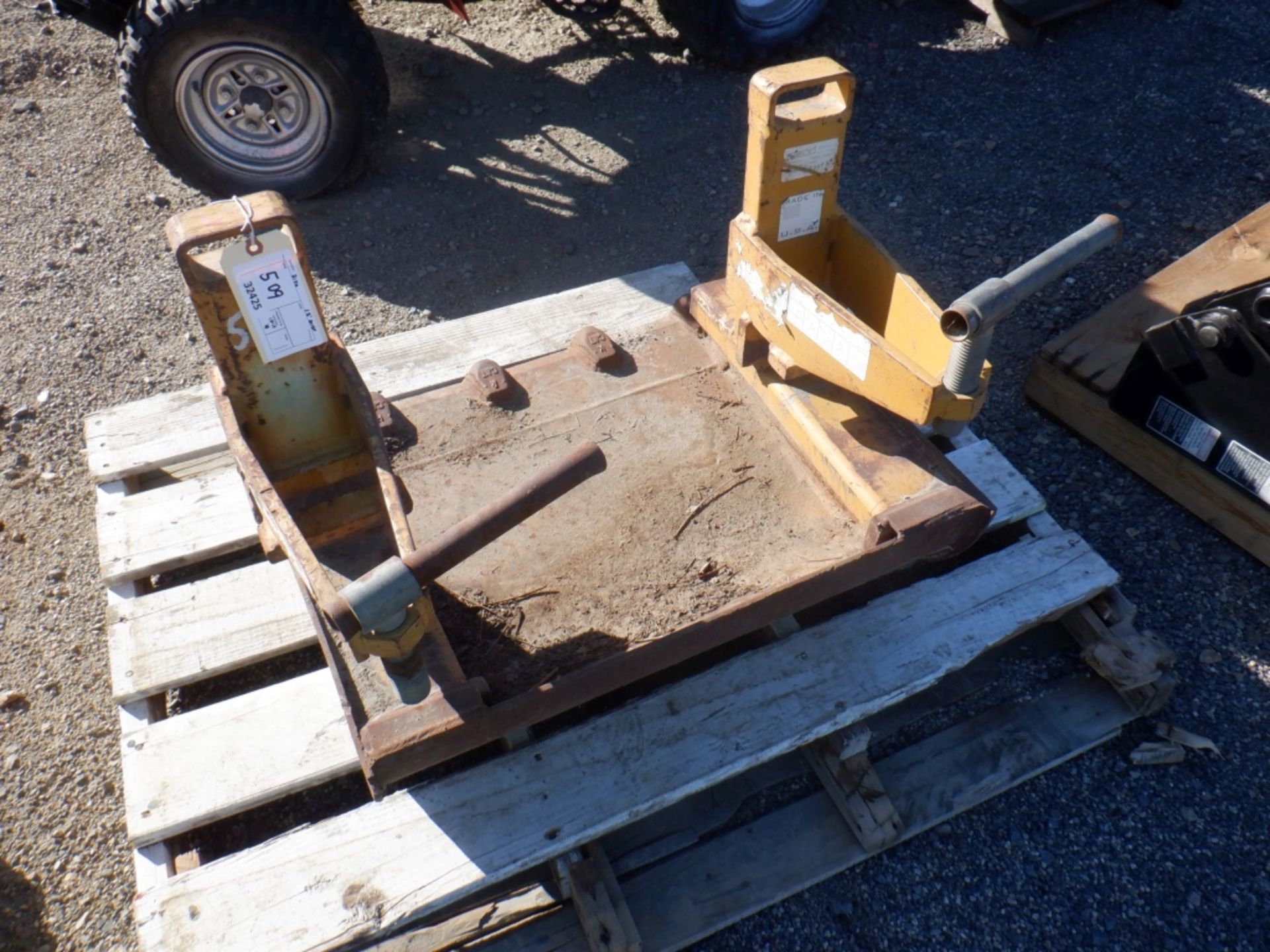 Caterpillar 28" Bucket w/Loader Bucket Clamps. - Image 2 of 4