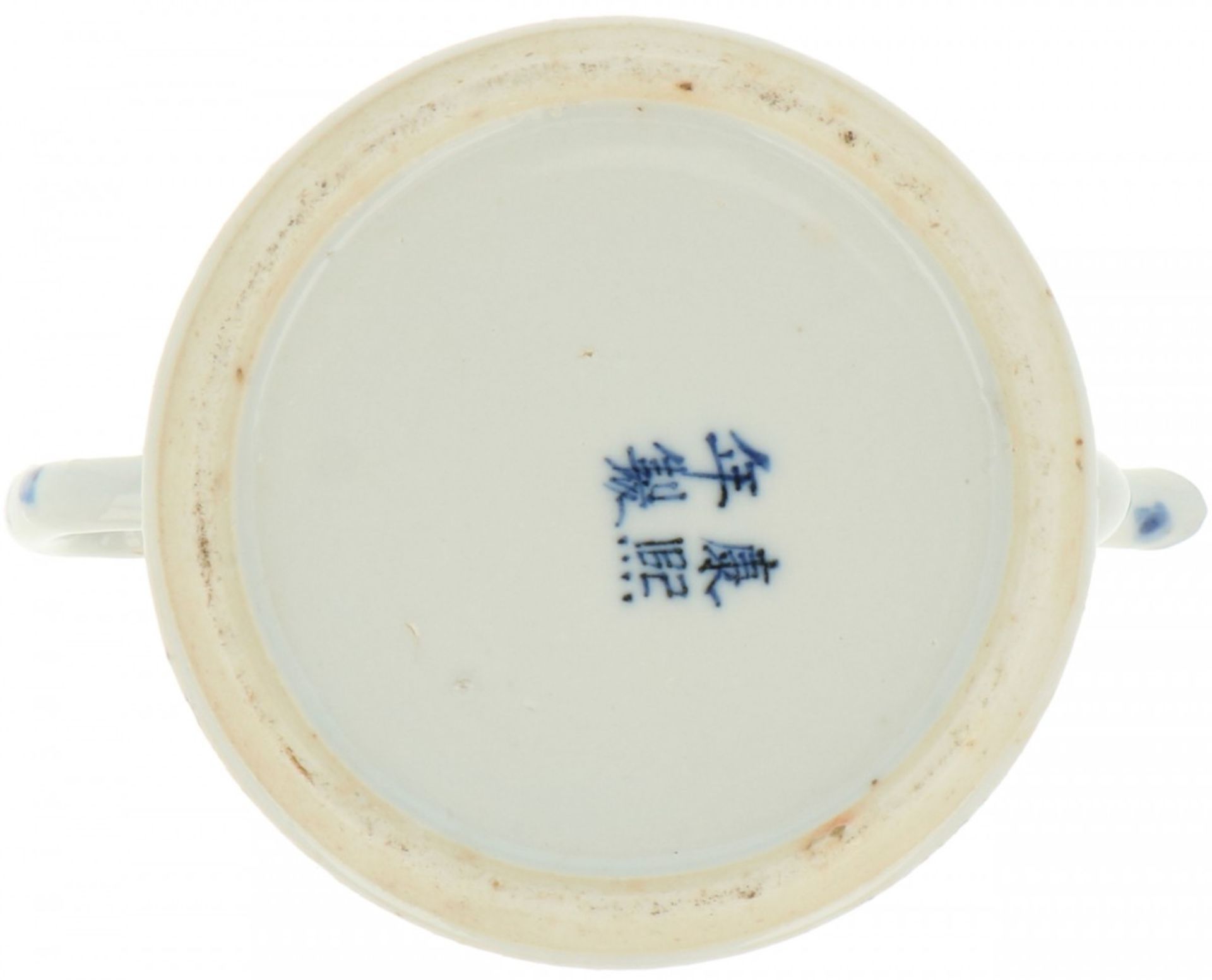 A porcelain teapot with Foo-dogs décor, marked Kangxi. China, 19th century. - Image 7 of 7