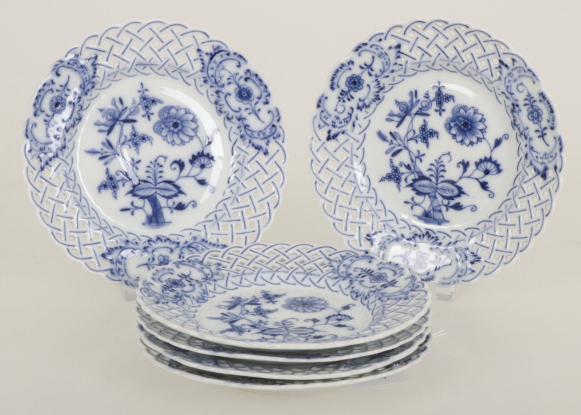 A set of (6) porcelain plates with Zwiebelmuster decor, Meissen, mid 20th century. Meissen, mid 20th