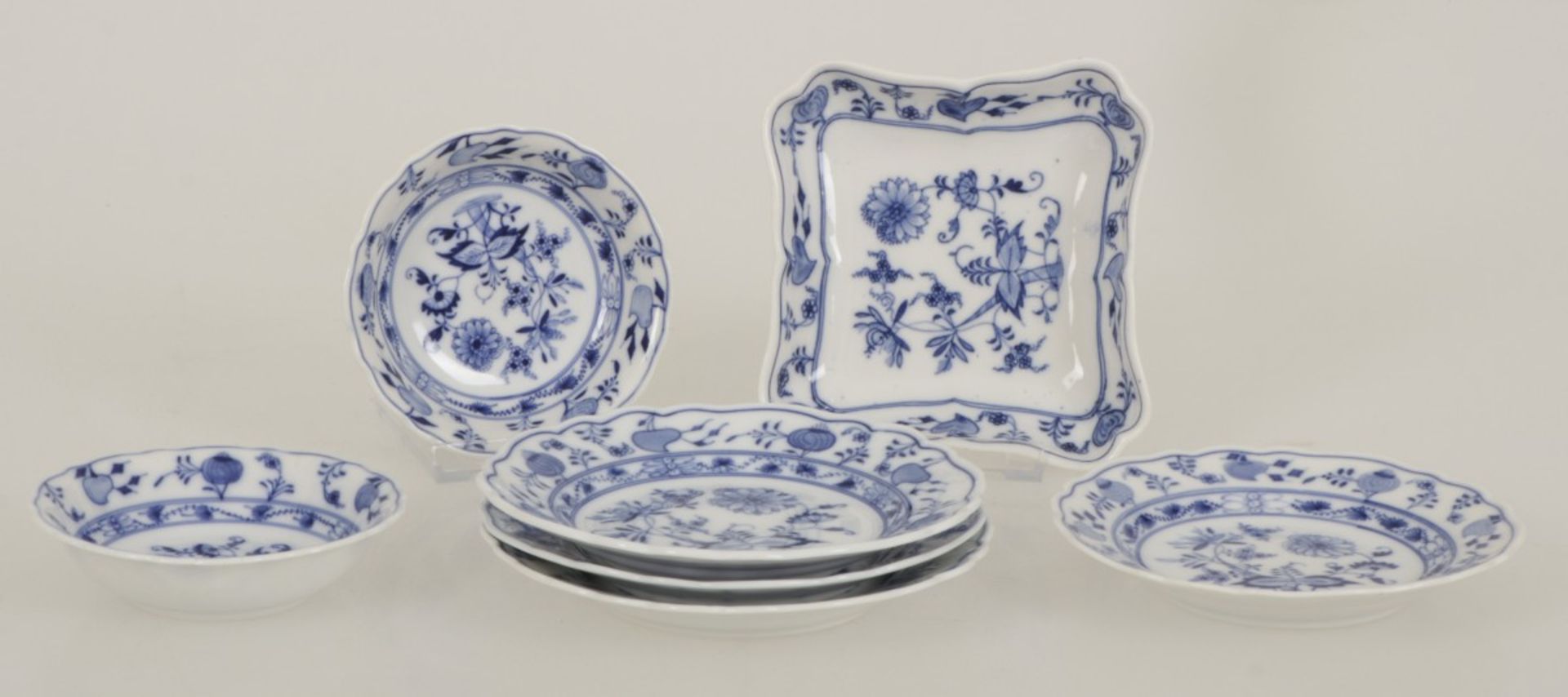 A lot of |(7) porcelain bowls with Zwiebelmuster decor, Meissen, mid 20th century. Meissen, mid 20th