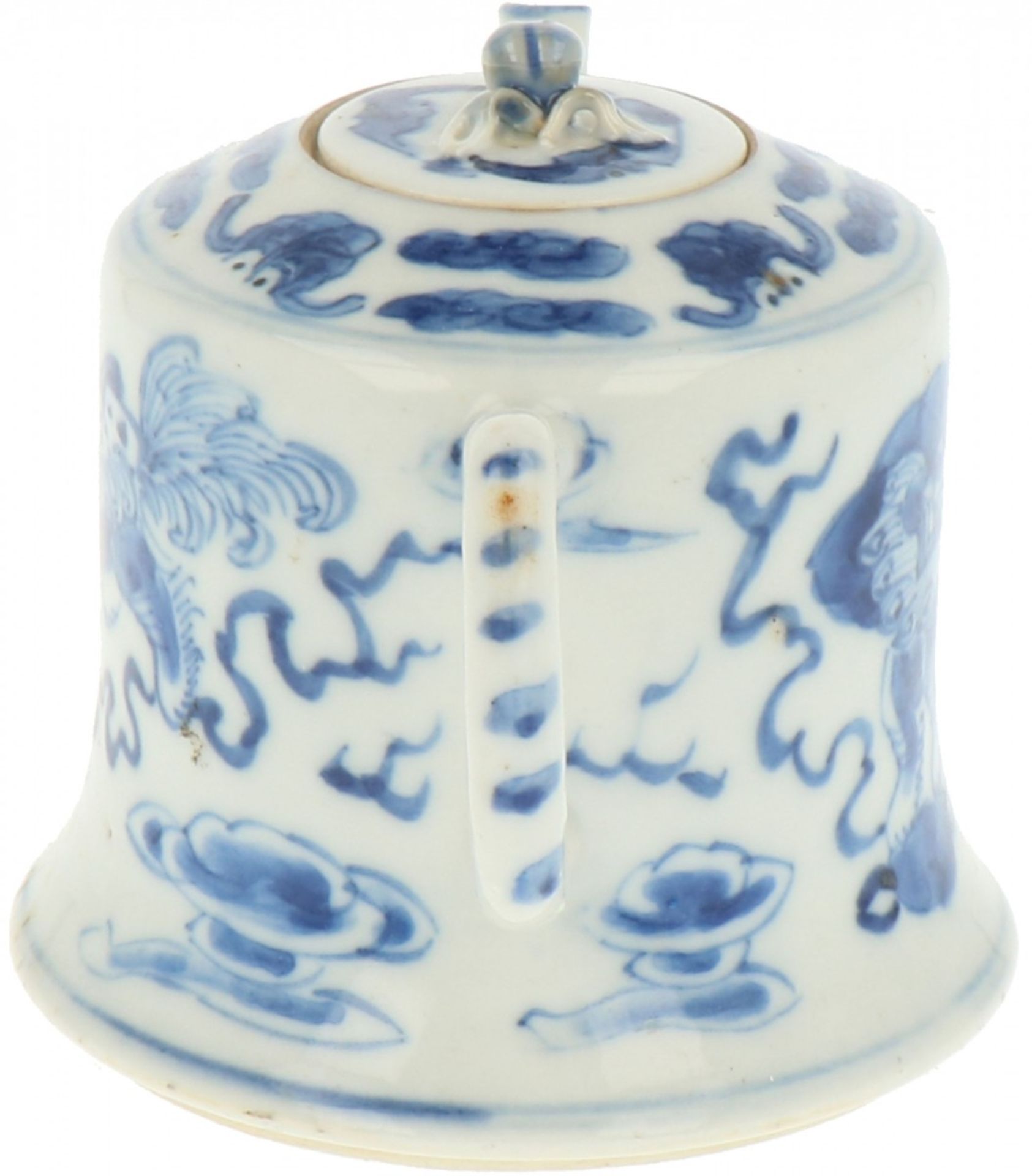 A porcelain teapot with Foo-dogs décor, marked Kangxi. China, 19th century. - Image 3 of 7