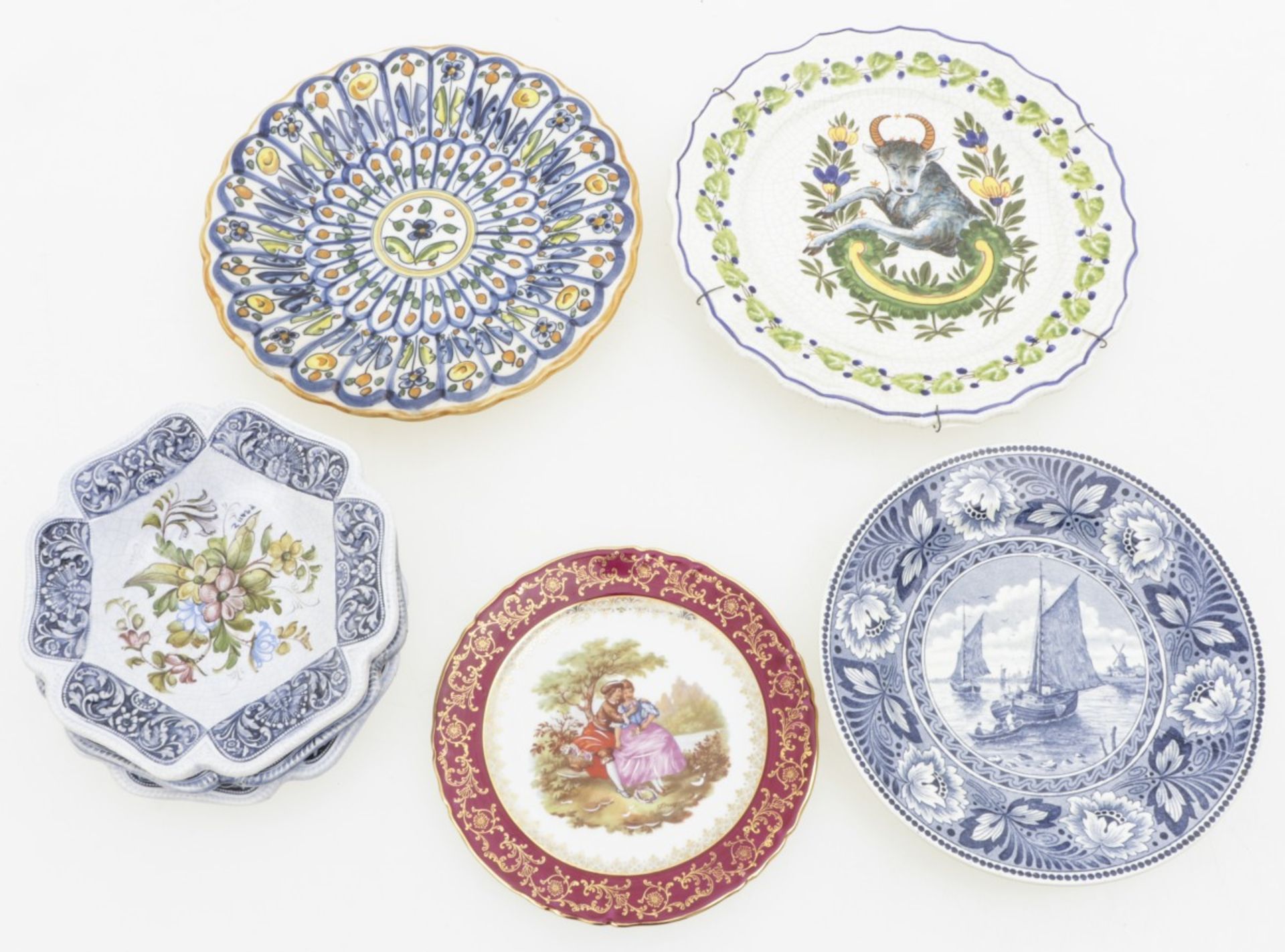 A lot of (7) plates with various decorations. - Image 2 of 3
