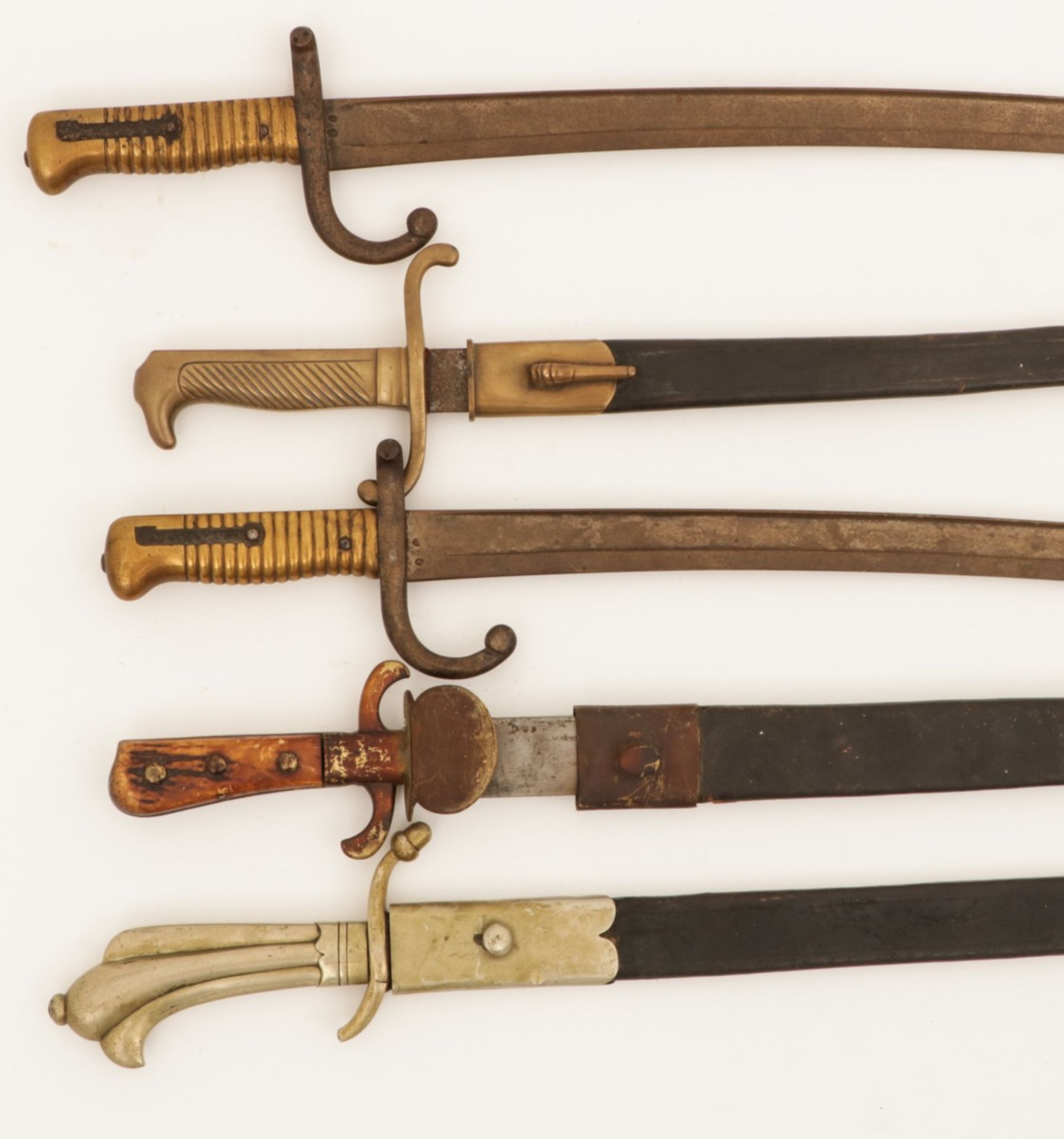 A lot with (5) various weapons, 20th century. - Image 2 of 2