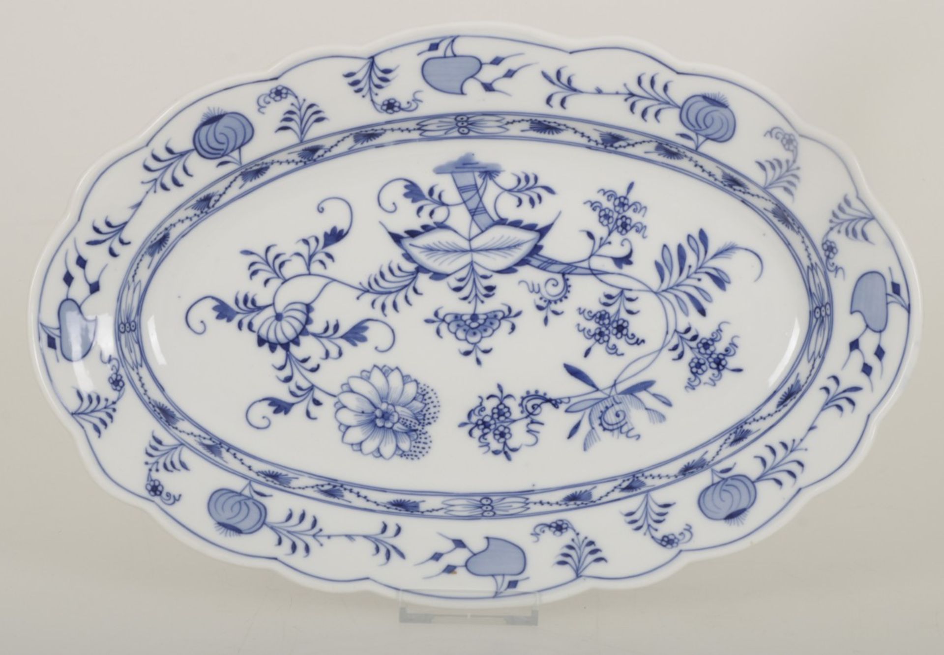 A porcelain meat dish with swivelmuster decor. Meissen, 1st half 20th century.