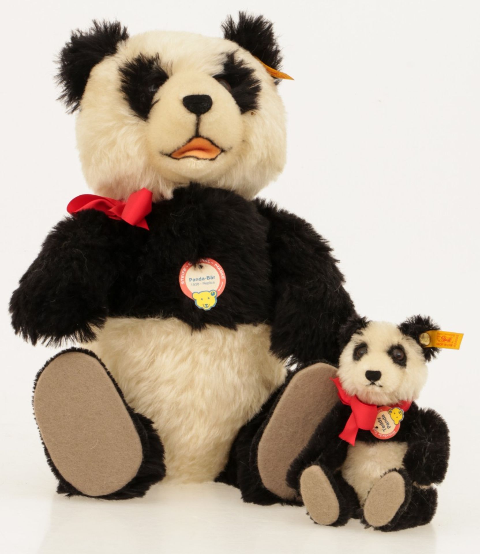 Een lot of (2) Panda bears, both by Steiff.