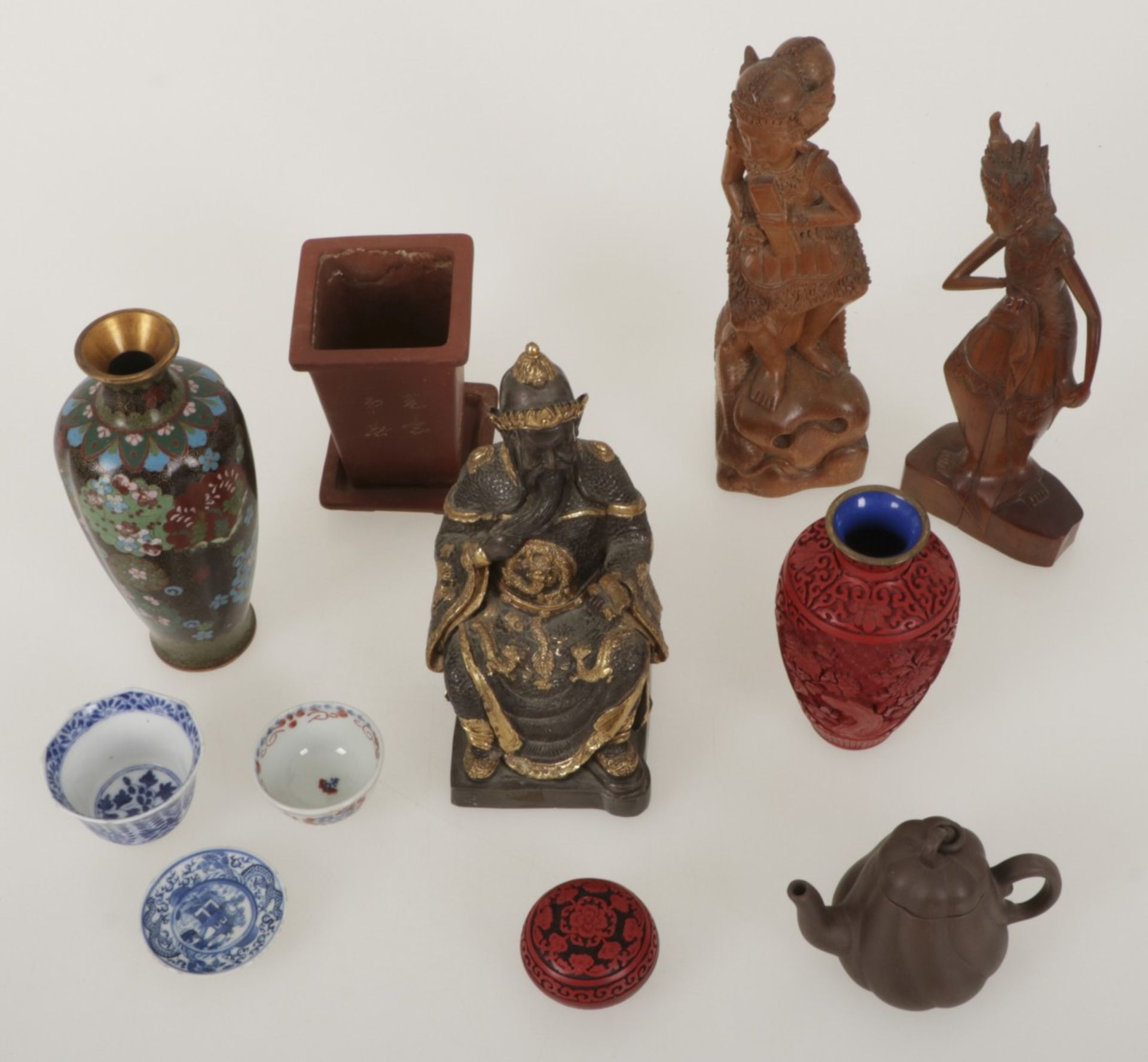 A lot with various Chinese porcelain, earthenware and cloisonnée. - Image 2 of 2