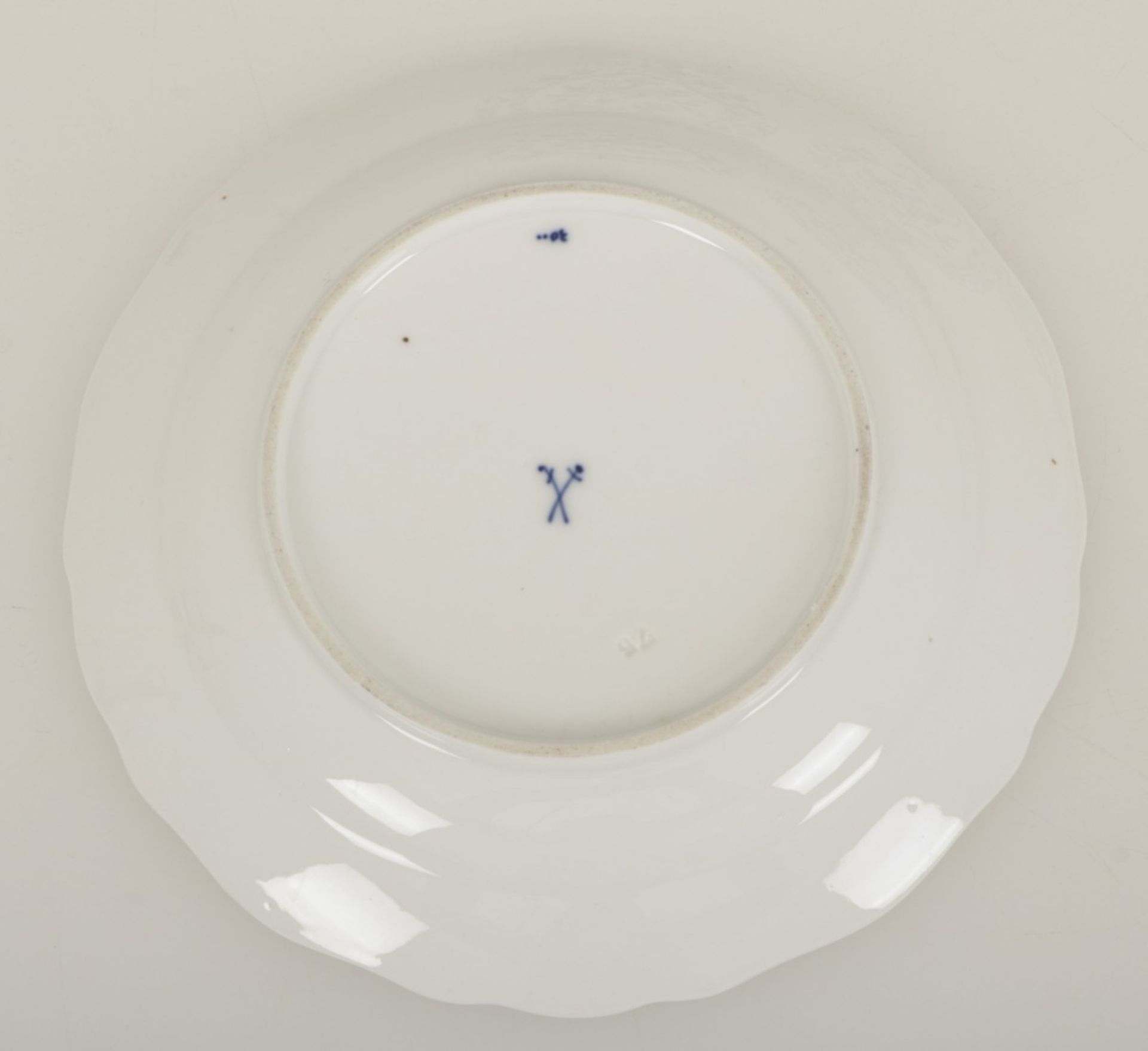 A set of (6) porcelain plates with Zwiebelmuster decor, Meissen, mid 20th century. Meissen, mid 20th - Image 2 of 2