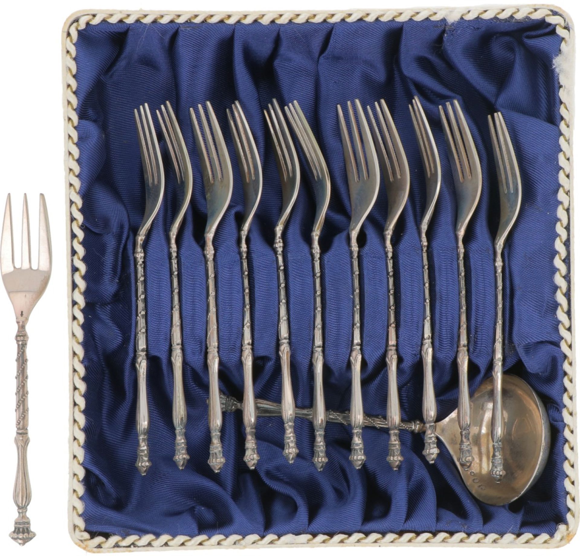 (13) Piece set of cake forks and cream spoon silver.