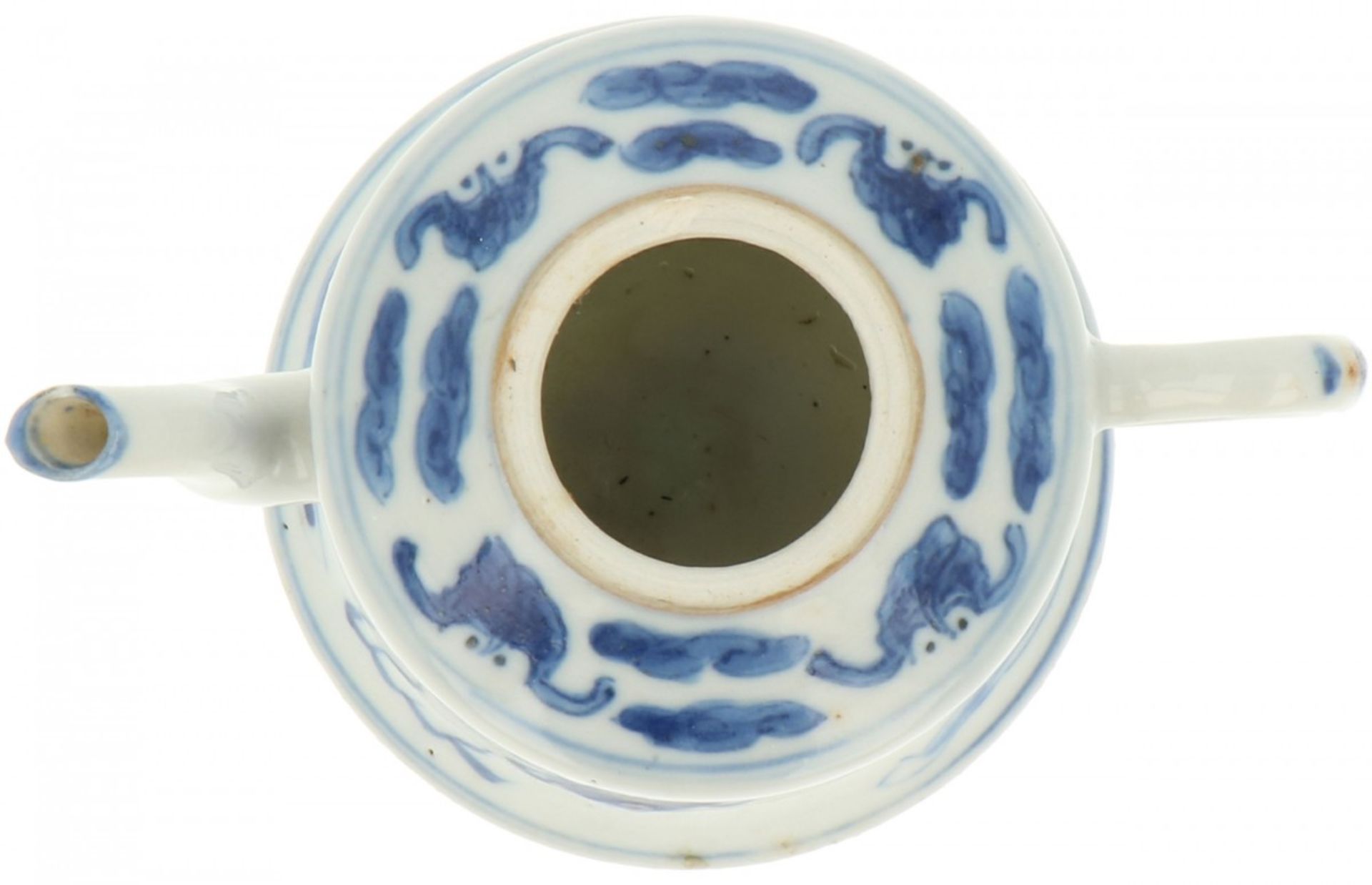 A porcelain teapot with Foo-dogs décor, marked Kangxi. China, 19th century. - Image 6 of 7