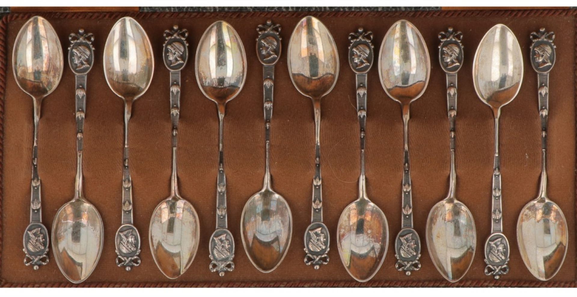 (12) Piece set of teaspoons in original silver pouch. - Bild 2 aus 2