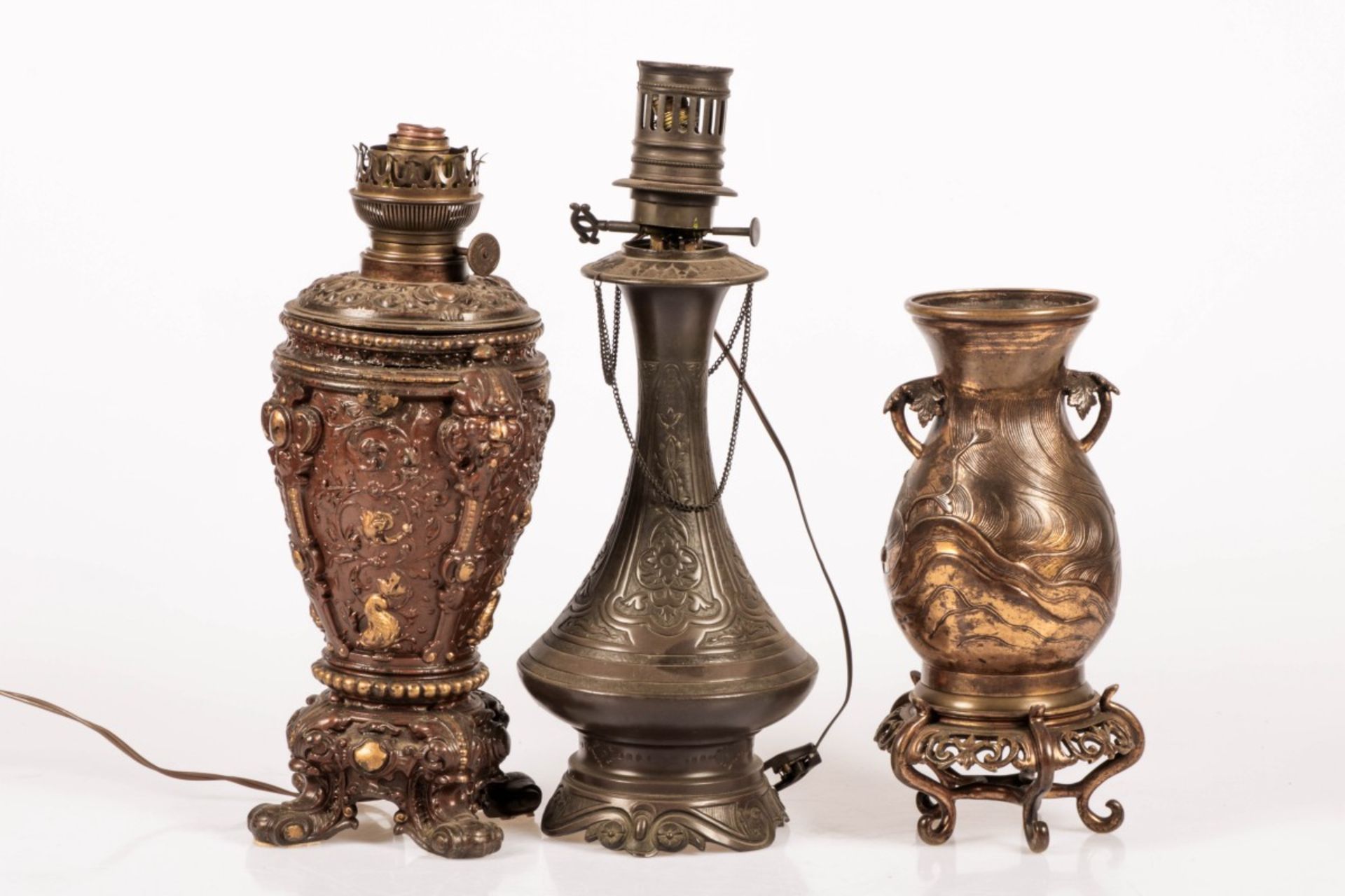A lot with (2) bronze lamp bases, together with a Chinese vase, 19th/ 20th century.