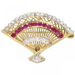 Yellow gold hand fan pendant / brooch, with approx. 0.28 ct. diamond and glass-filled ruby - 18 ct.