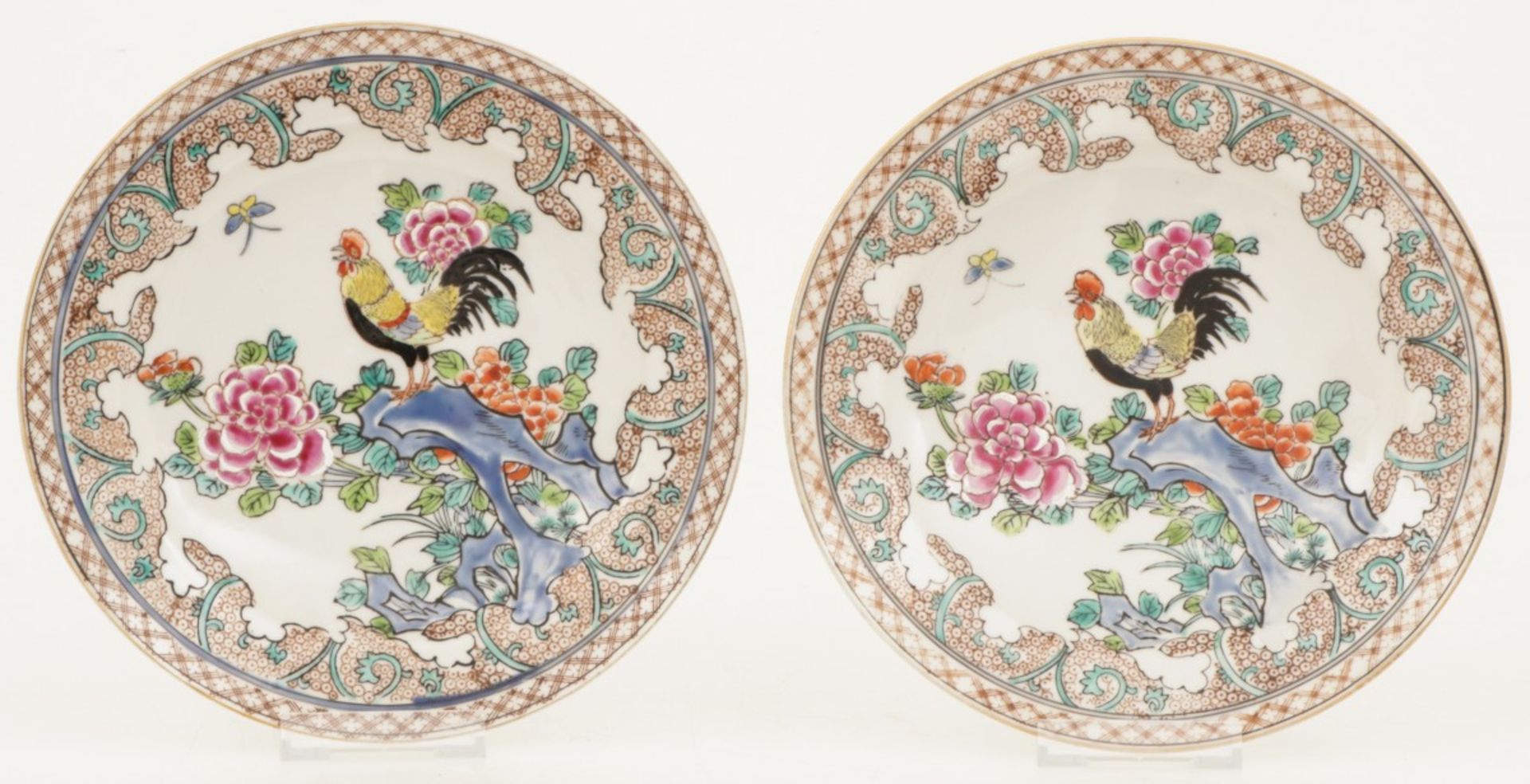 A lot set of (2) porcelain plates with famous pink decor. Samson Paris, 20th century.