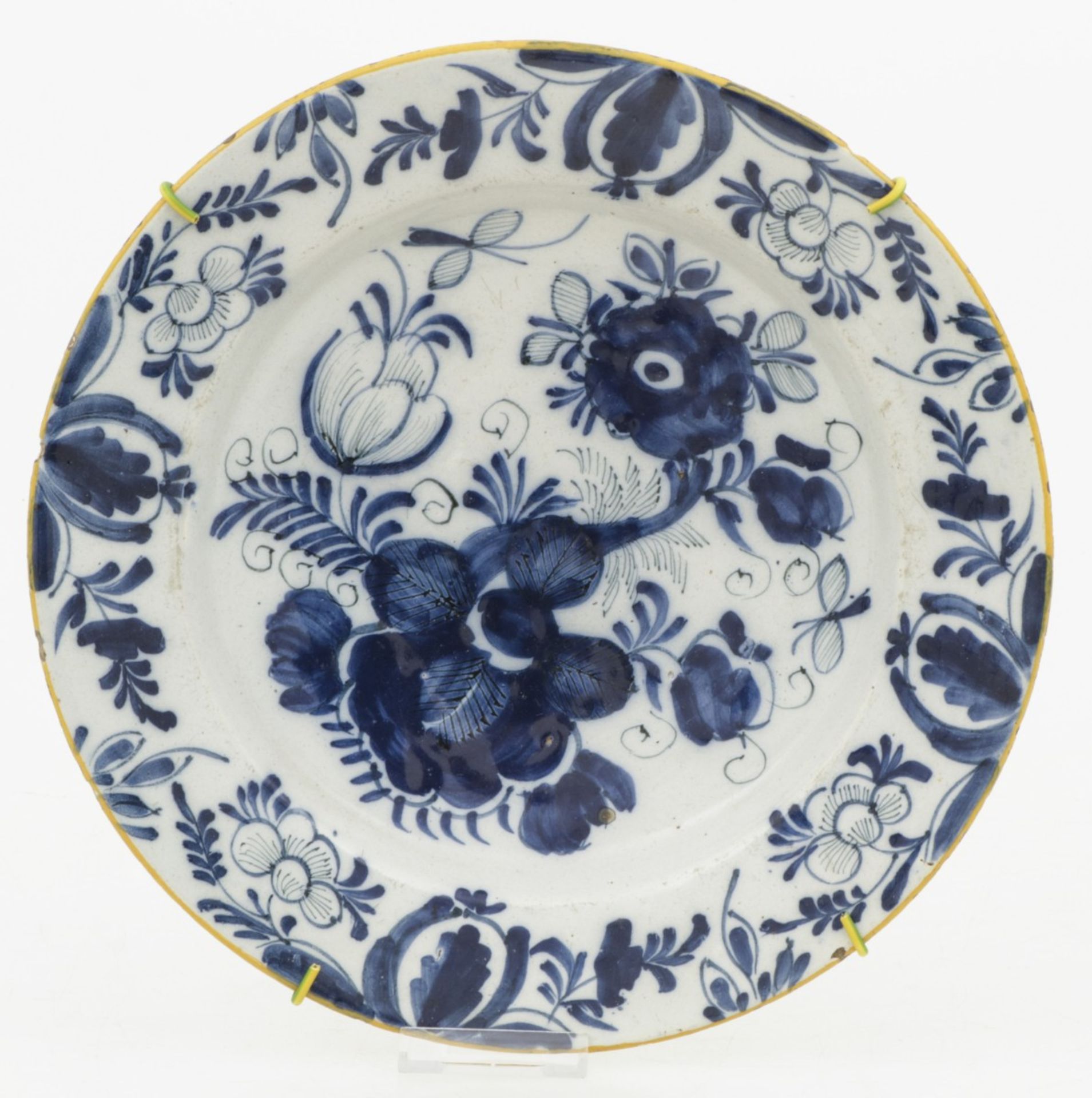 A Delft charger with blue and white decor, Dutch, 19th century.