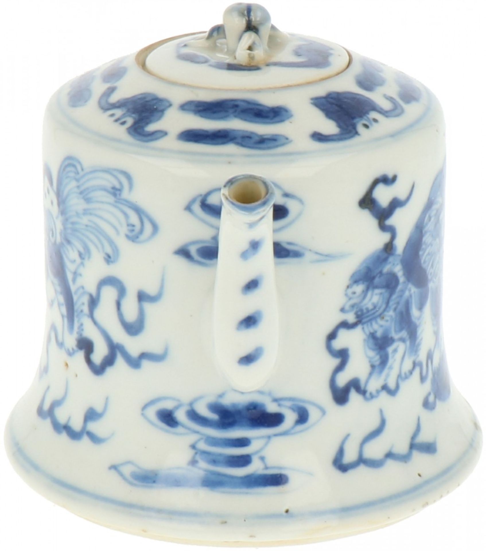 A porcelain teapot with Foo-dogs décor, marked Kangxi. China, 19th century. - Image 2 of 7