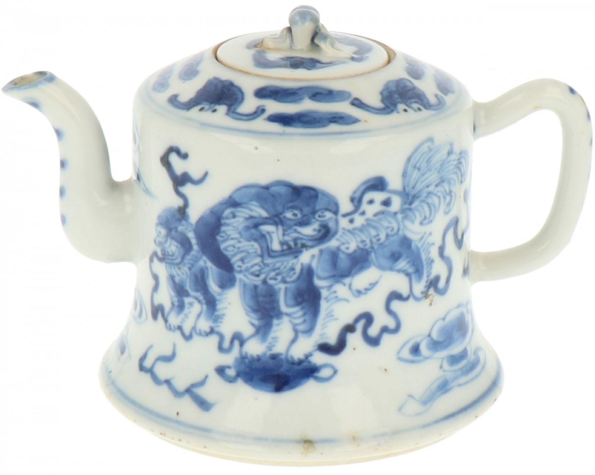 A porcelain teapot with Foo-dogs décor, marked Kangxi. China, 19th century.