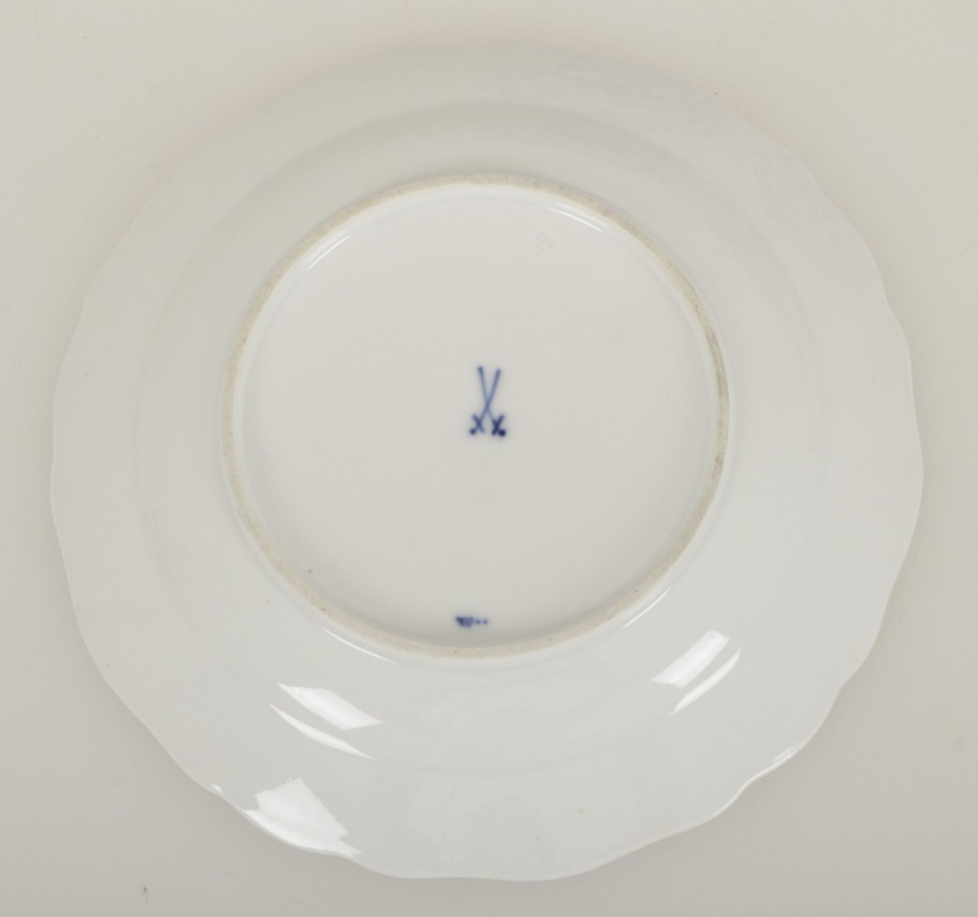 A set of (6) porcelain plates with Zwiebelmuster decor, Meissen, mid 20th century. Meissen, mid 20th - Image 2 of 2
