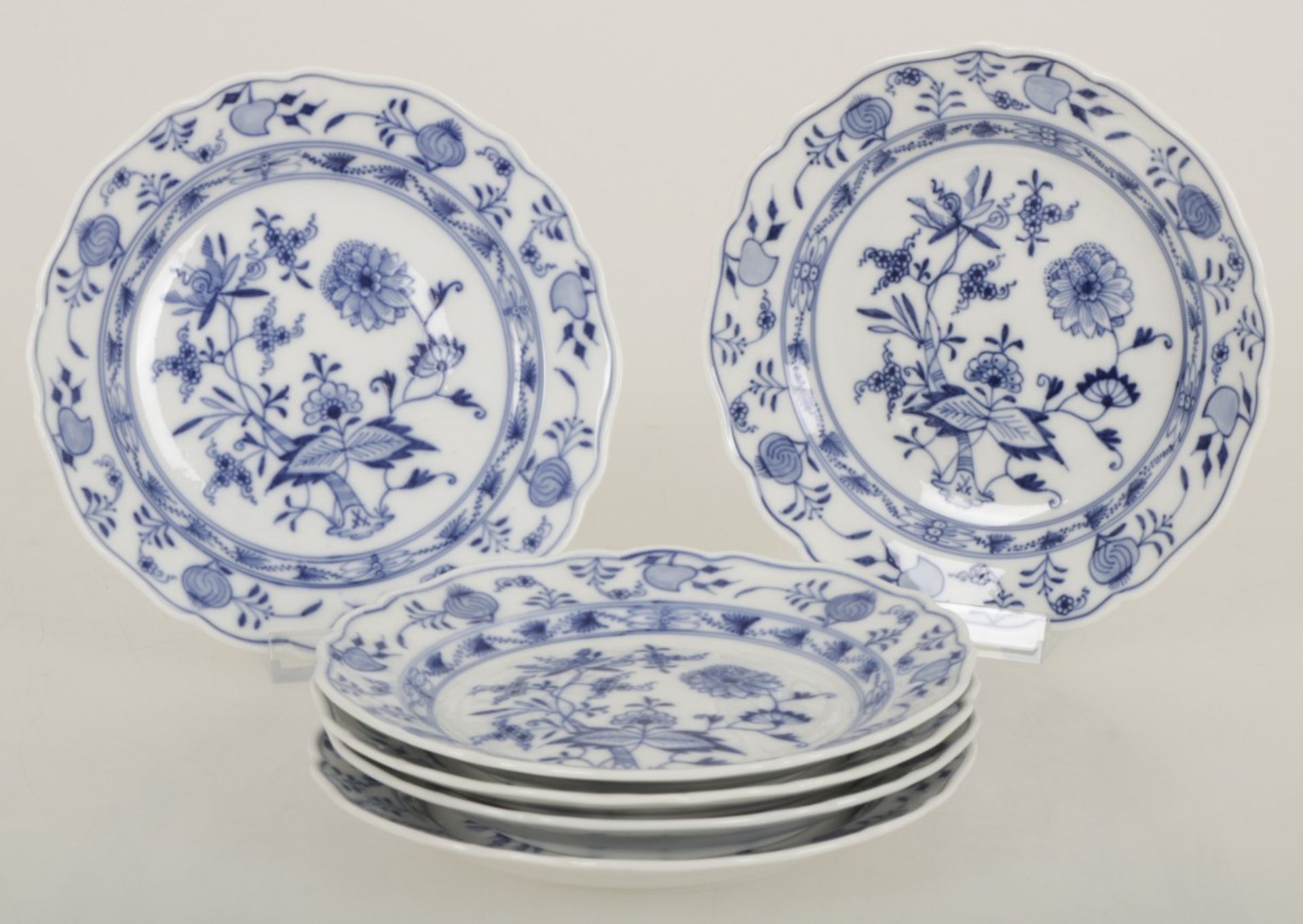 A set of (6) porcelain plates with Zwiebelmuster decor, Meissen, mid 20th century. Meissen, mid 20th