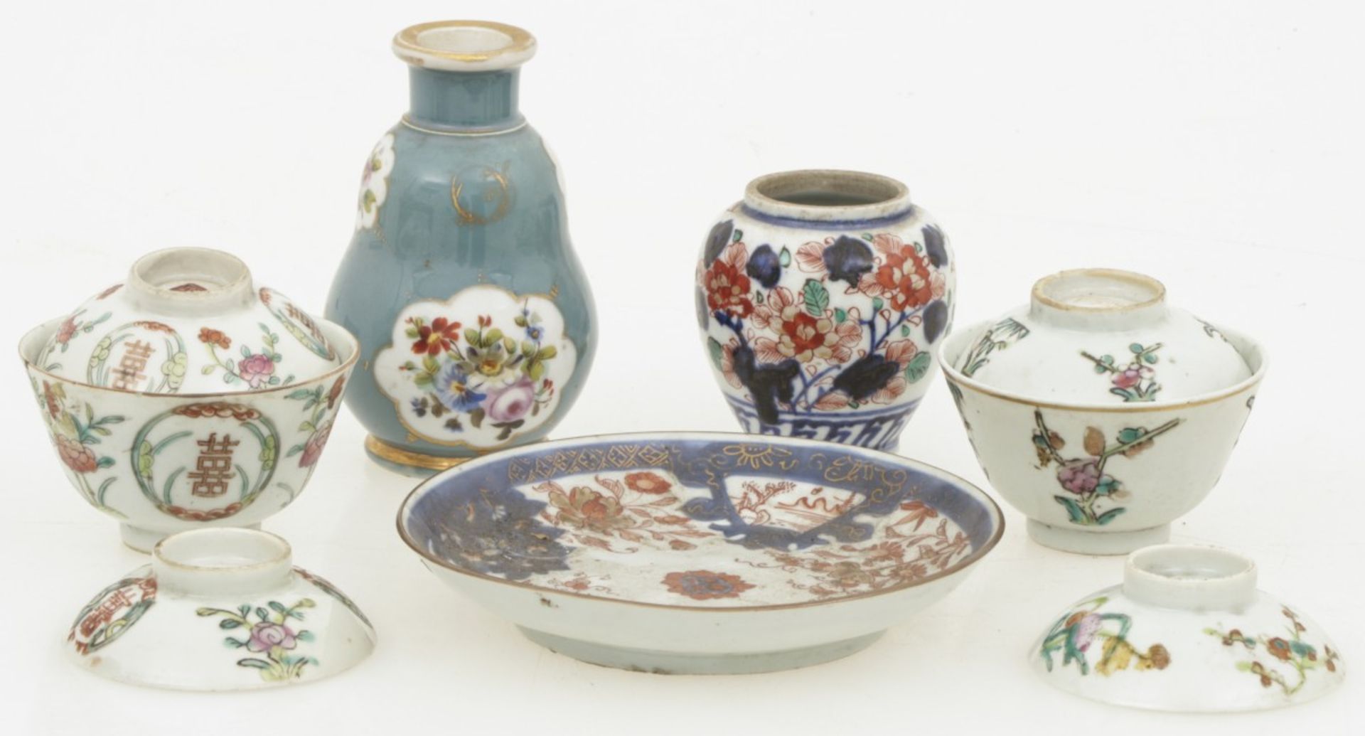 A lot of various porcelain including 2 lidded bowls. China/Europe, 18th & 19th century.