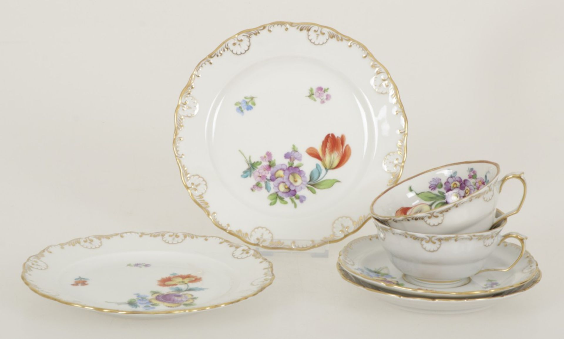 A set of two cups and saucers and two cake plates. Dresden, 20th century.