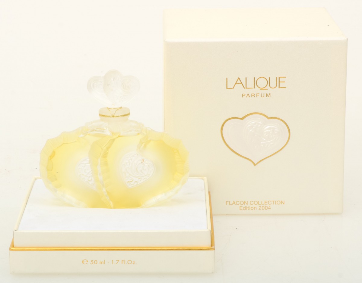 A Lalique "deux coeurst" perfume bottle, 2004 edition. Marked "Lalique France".