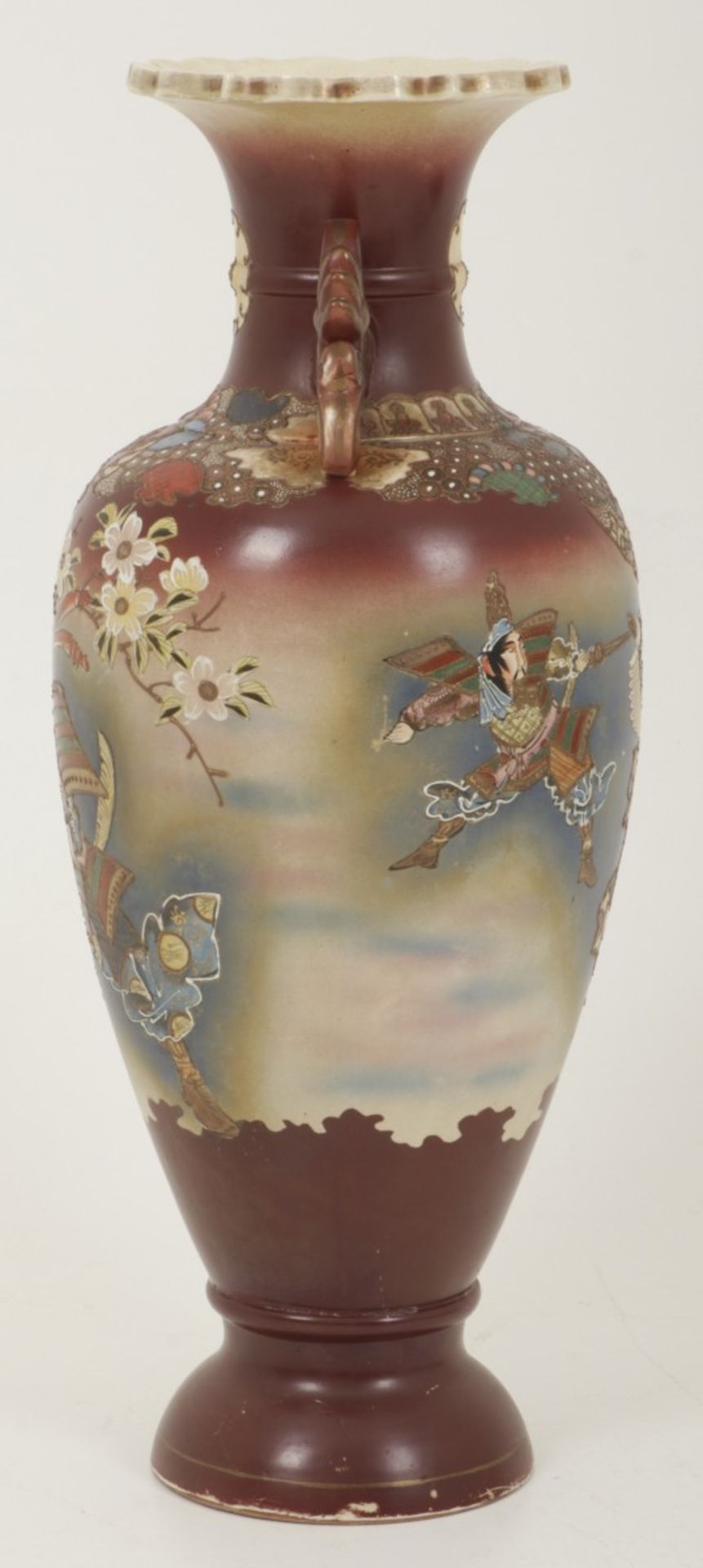 A collar vase in Satsuma earthenware decorated with flowers and warriors. Japan, 1st half 20th centu - Bild 2 aus 2
